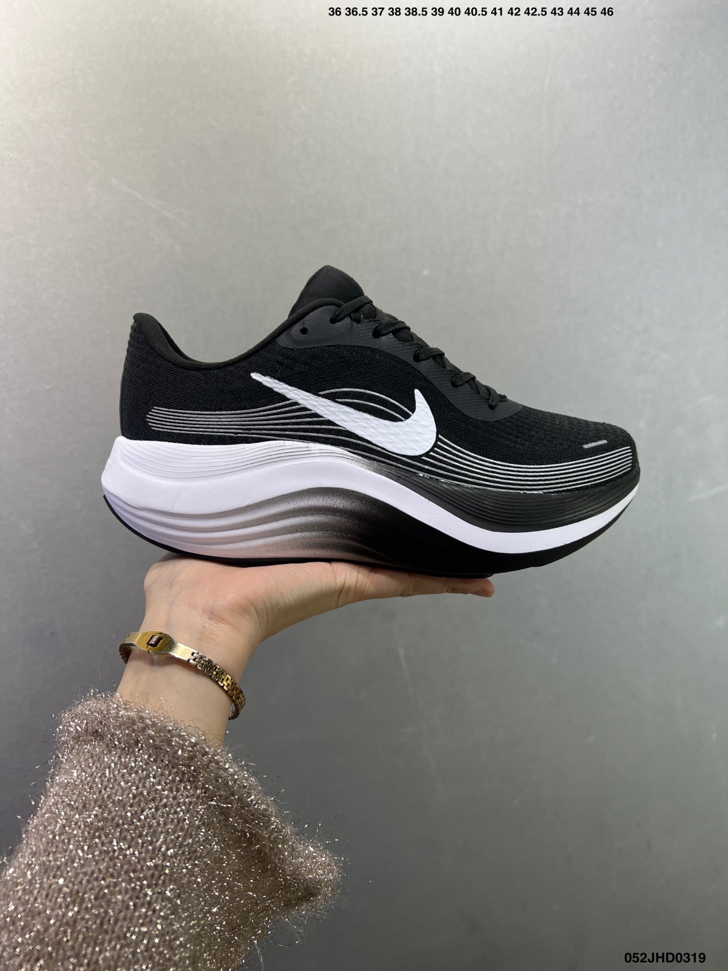 耐克 Nike Journey Run 2代 男女子透气公路运动跑步鞋 厚底增高老爹鞋 搭载柔软厚实的 ComfiRide 泡绵缓震配置,助你征服充满挑战的路面,大步流星,微笑前行.该鞋款舒适非凡,让你爱不释脚.织物与合成材质组合鞋面,帮助双足保持稳固.鞋款搭载缓震配置,鞋舌和鞋口融入柔软接触点,缔造出众舒适度.橡胶外底,塑就出色抓地力,助力一路畅跑. 货号:FB7765 含半码 编码:052JHD0319