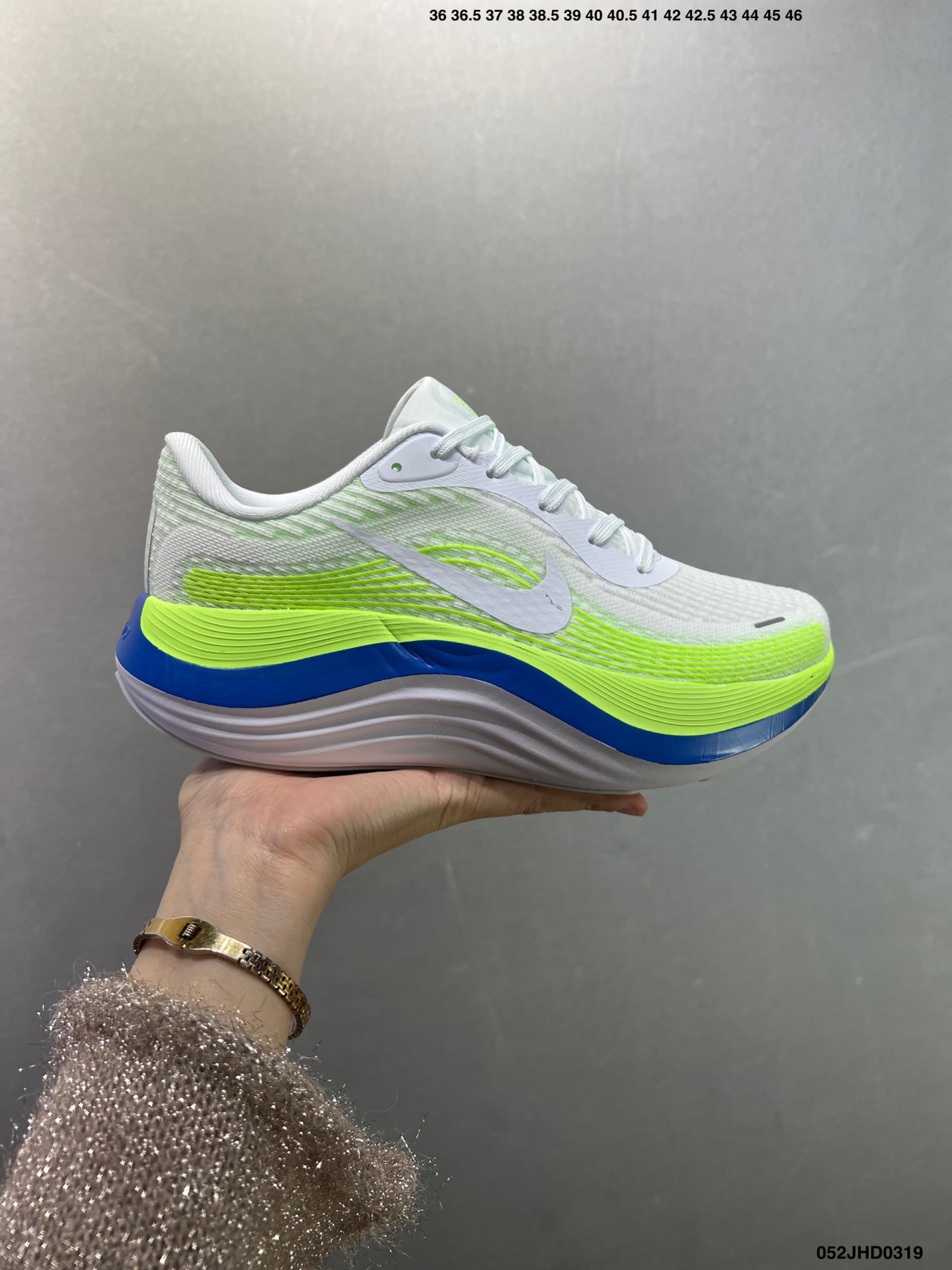 耐克 Nike Journey Run 2代 男女子透气公路运动跑步鞋 厚底增高老爹鞋 搭载柔软厚实的 ComfiRide 泡绵缓震配置,助你征服充满挑战的路面,大步流星,微笑前行.该鞋款舒适非凡,让你爱不释脚.织物与合成材质组合鞋面,帮助双足保持稳固.鞋款搭载缓震配置,鞋舌和鞋口融入柔软接触点,缔造出众舒适度.橡胶外底,塑就出色抓地力,助力一路畅跑. 货号:FB7765 含半码 编码:052JHD0319