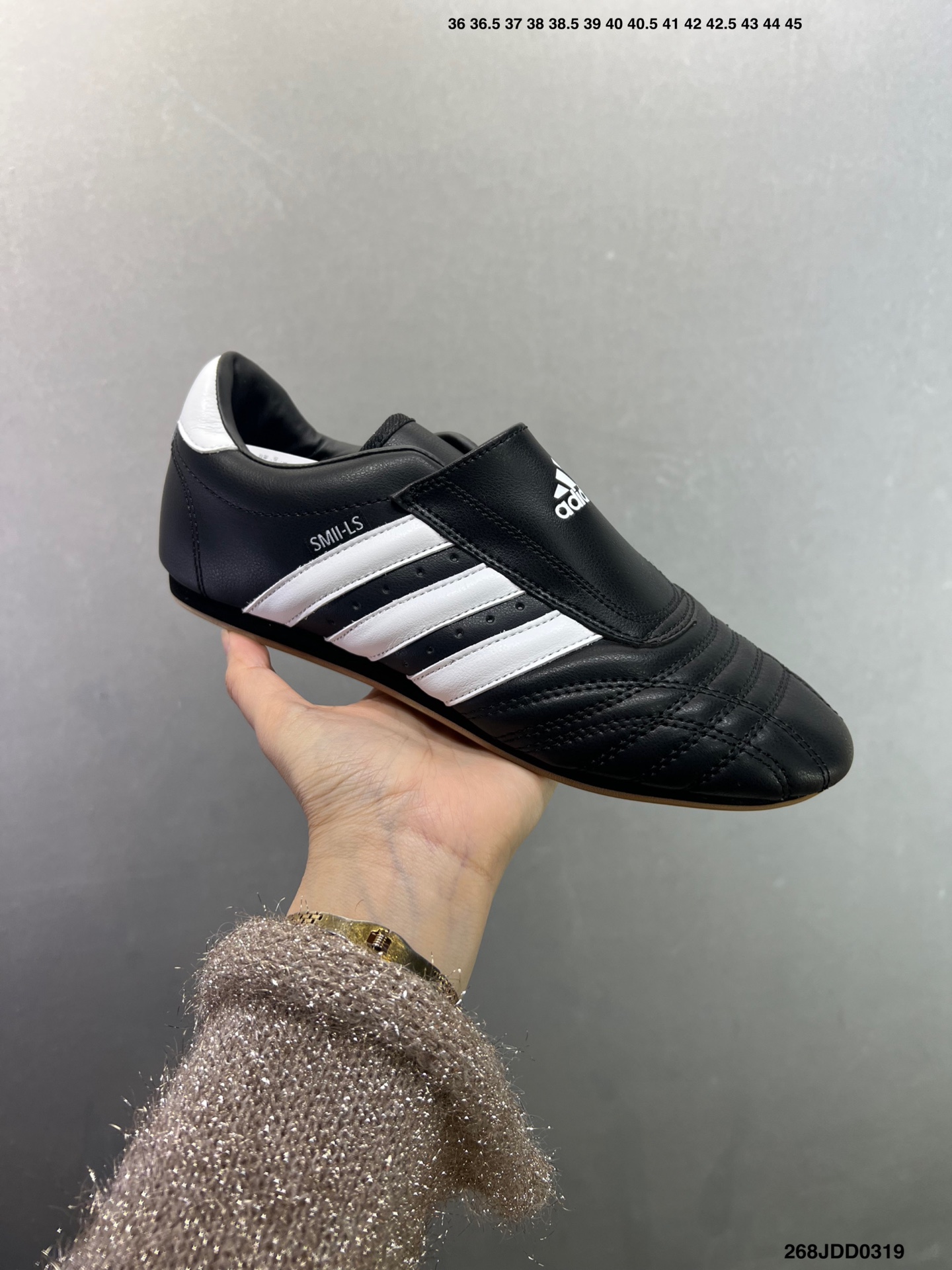 ️ ✅Adidas originals Taekwondo Low”Black White“跆拳道系列低帮经典复古薄底休闲运动舒适训练慢跑鞋 ▪️现在正值 90 年代复古风和厚重 “老爹鞋” 的流行,adidas Originals 最新推出的女式鞋款 TAEKWONDO 却逆行其道.顾名思义,TAEKWONDO (跆拳道)受武术鞋启发,符合人体工程学,鞋身极其 “苗条”,采用 slip-on 的款式,弹性的帆布鞋面,配备独特的 gum rubber 生橡胶鞋底,金色的 logo 在鞋后侧增添了质感.虽然这款鞋的确借鉴了 adidas 以往的设计经验,但总体而言,它比许多同时代的运动鞋都更加简约.尤其因Jennie提前上脚带货,在韩女中人气火爆,让她们对今年的adidas薄底鞋搭配早已驾轻就熟,Taekwondo刚推出,大量高赞上身帖迅速涌现 货号:JQ4775 1⁄3 36 362⁄3 371⁄3 38 382⁄3 391⁄3 40 402⁄3 411⁄3 42 422⁄3 431⁄3 44 442⁄3 45 ID:183JDD0319