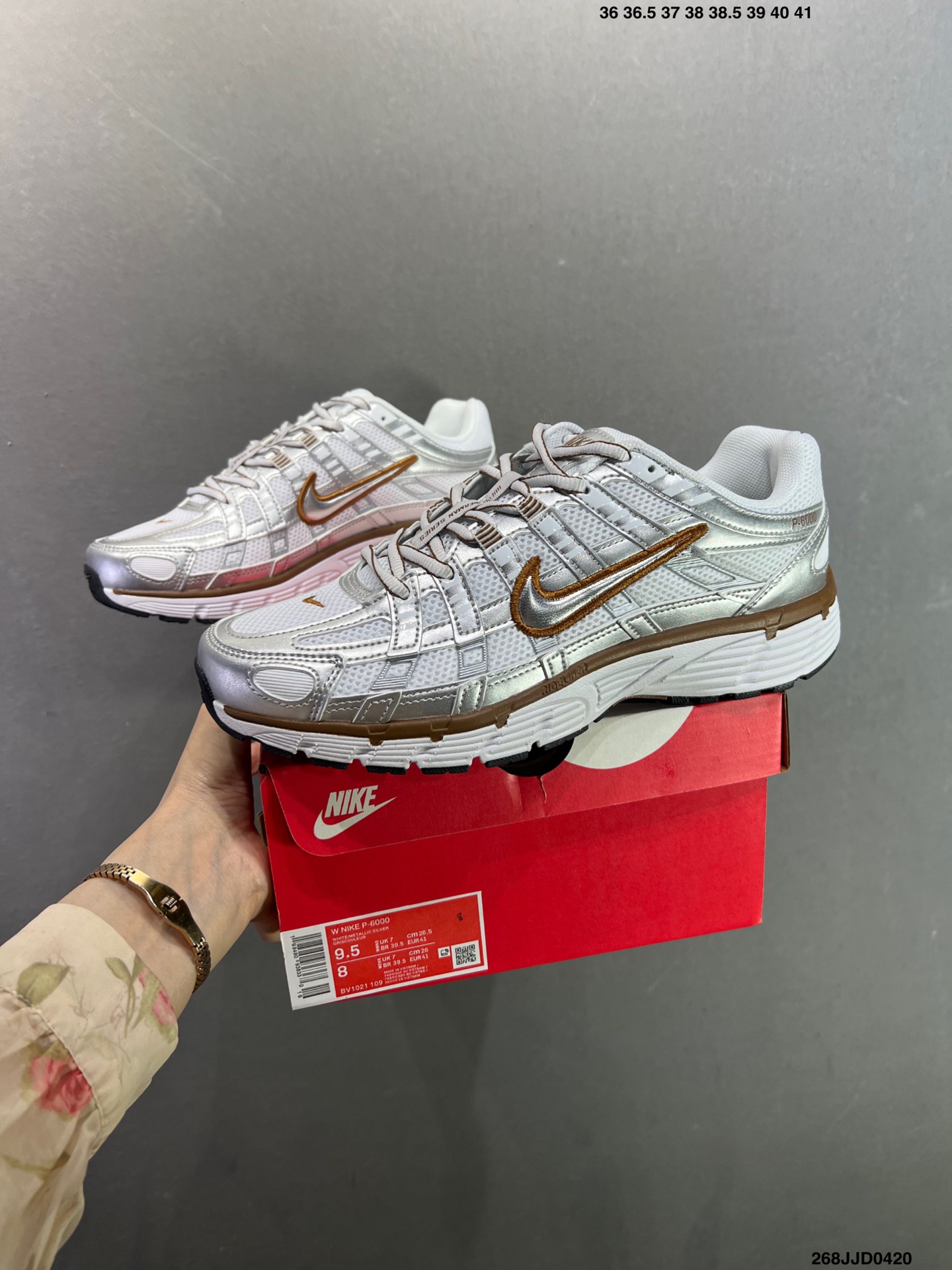 耐克Nike p-6000 跑鞋内外侧都用了红色的钩子 BY1021-103-High Quatity Cheap Brand wholesale wholesaler seller Clothes Bags handbags Sneakers Top Fashion Clothing Shoes from China Factory Chinese suppliers best Quality Beautiful Price 耐克Nike p-6000 跑鞋内外侧都用了红色的钩子 BY1021-103