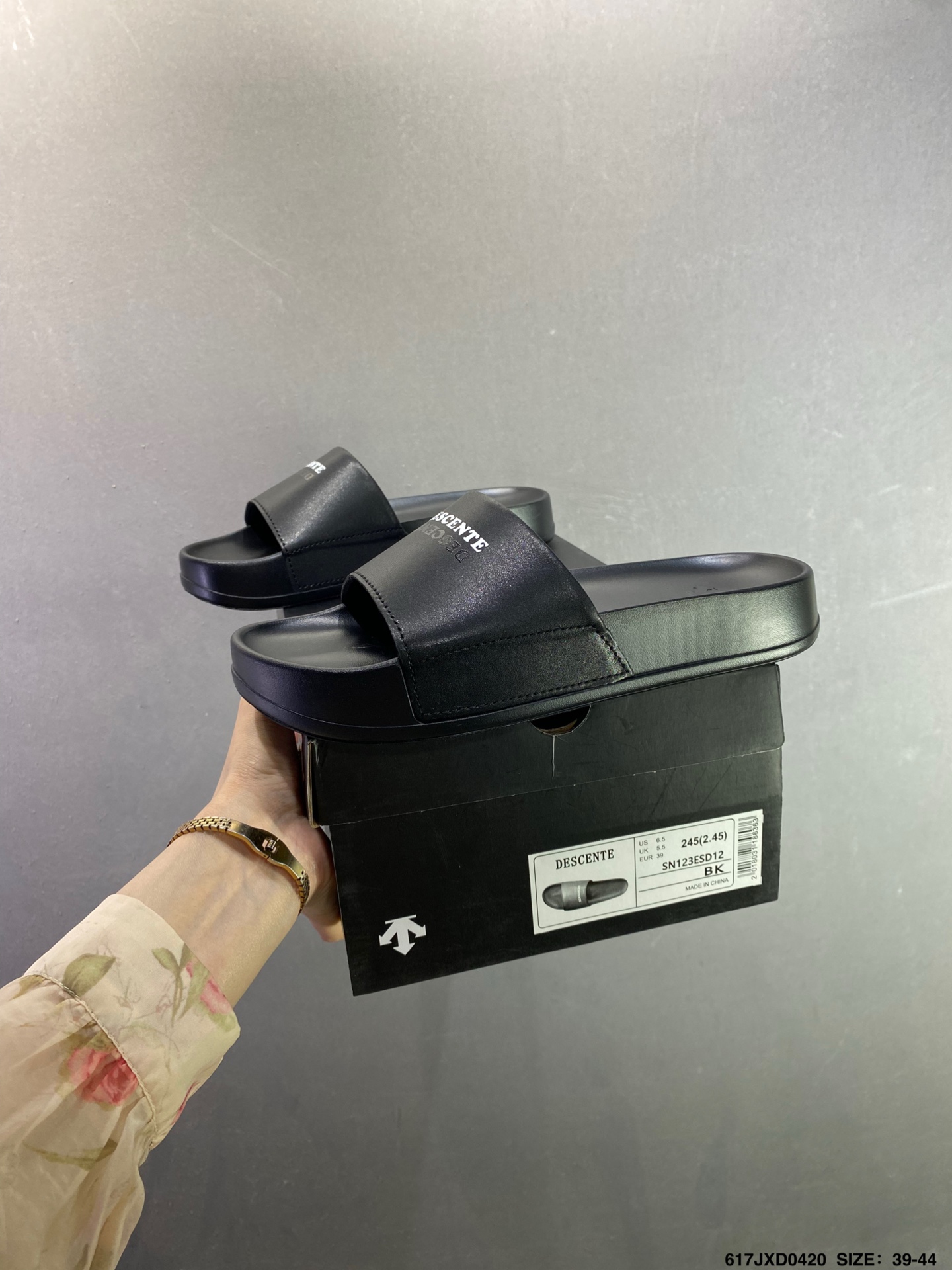 迪桑特DESCENTE Lcing Nars 百搭柔软 防滑一字拖鞋 D4431LCR23-High Quatity Cheap Brand wholesale wholesaler seller Clothes Bags handbags Sneakers Top Fashion Clothing Shoes from China Factory Chinese suppliers best Quality Beautiful Price 迪桑特DESCENTE Lcing Nars 百搭柔软 防滑一字拖鞋 D4431LCR23