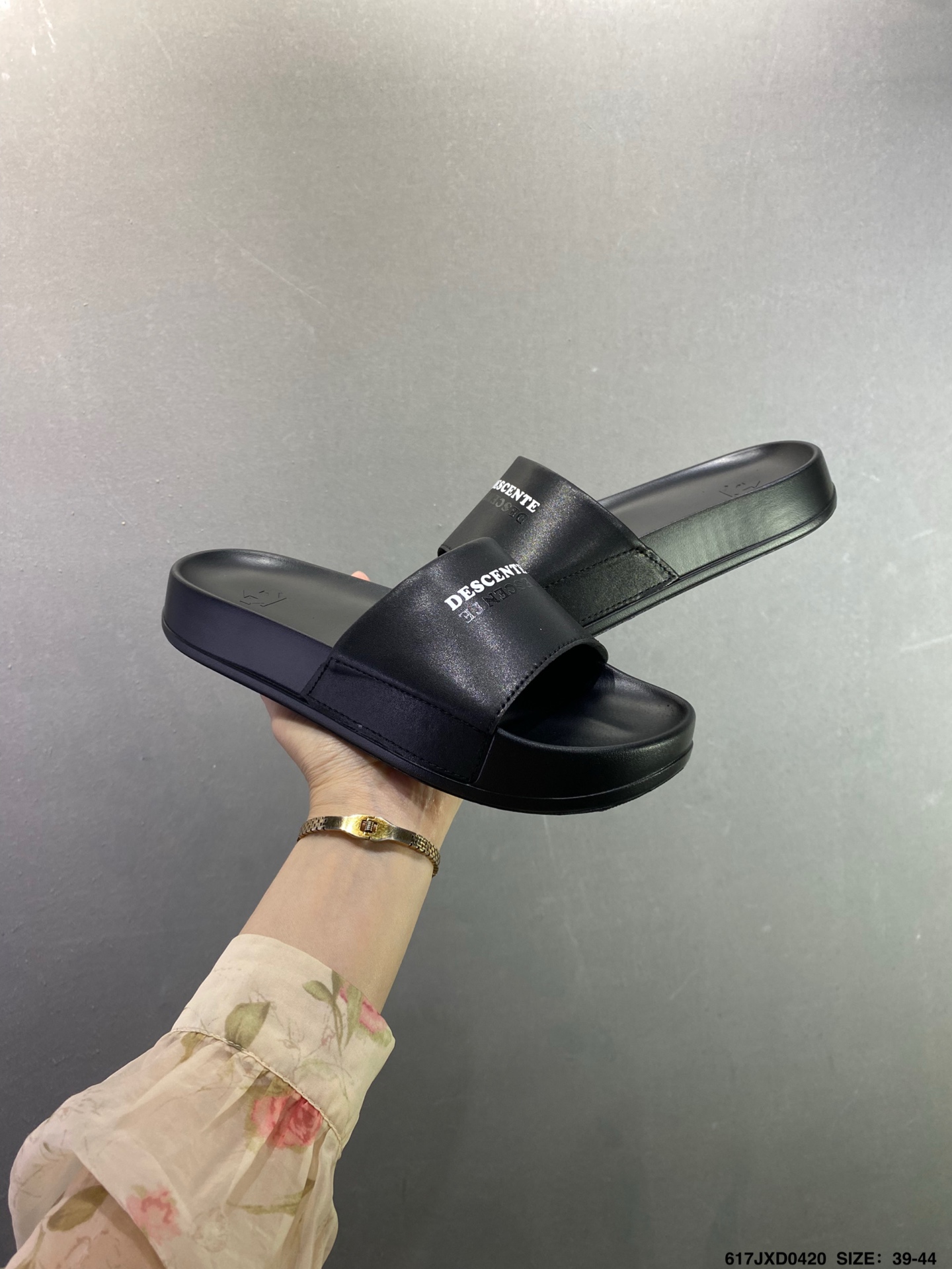迪桑特DESCENTE Lcing Nars 百搭柔软 防滑一字拖鞋 D4431LCR23-High Quatity Cheap Brand wholesale wholesaler seller Clothes Bags handbags Sneakers Top Fashion Clothing Shoes from China Factory Chinese suppliers best Quality Beautiful Price 迪桑特DESCENTE Lcing Nars 百搭柔软 防滑一字拖鞋 D4431LCR23