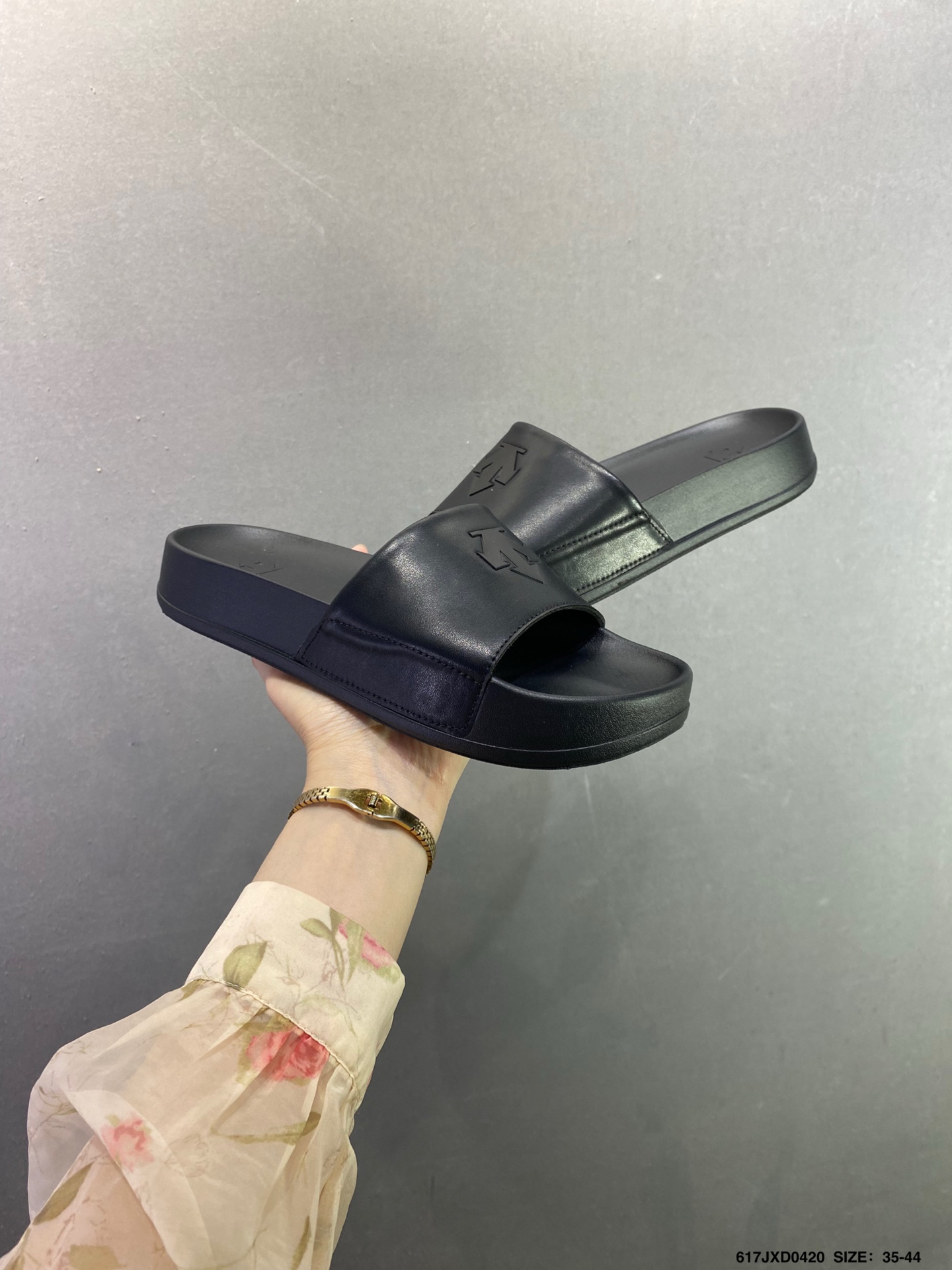 迪桑特DESCENTE Lcing Nars 百搭柔软 防滑一字拖鞋 D4431LCR23-High Quatity Cheap Brand wholesale wholesaler seller Clothes Bags handbags Sneakers Top Fashion Clothing Shoes from China Factory Chinese suppliers best Quality Beautiful Price 迪桑特DESCENTE Lcing Nars 百搭柔软 防滑一字拖鞋 D4431LCR23