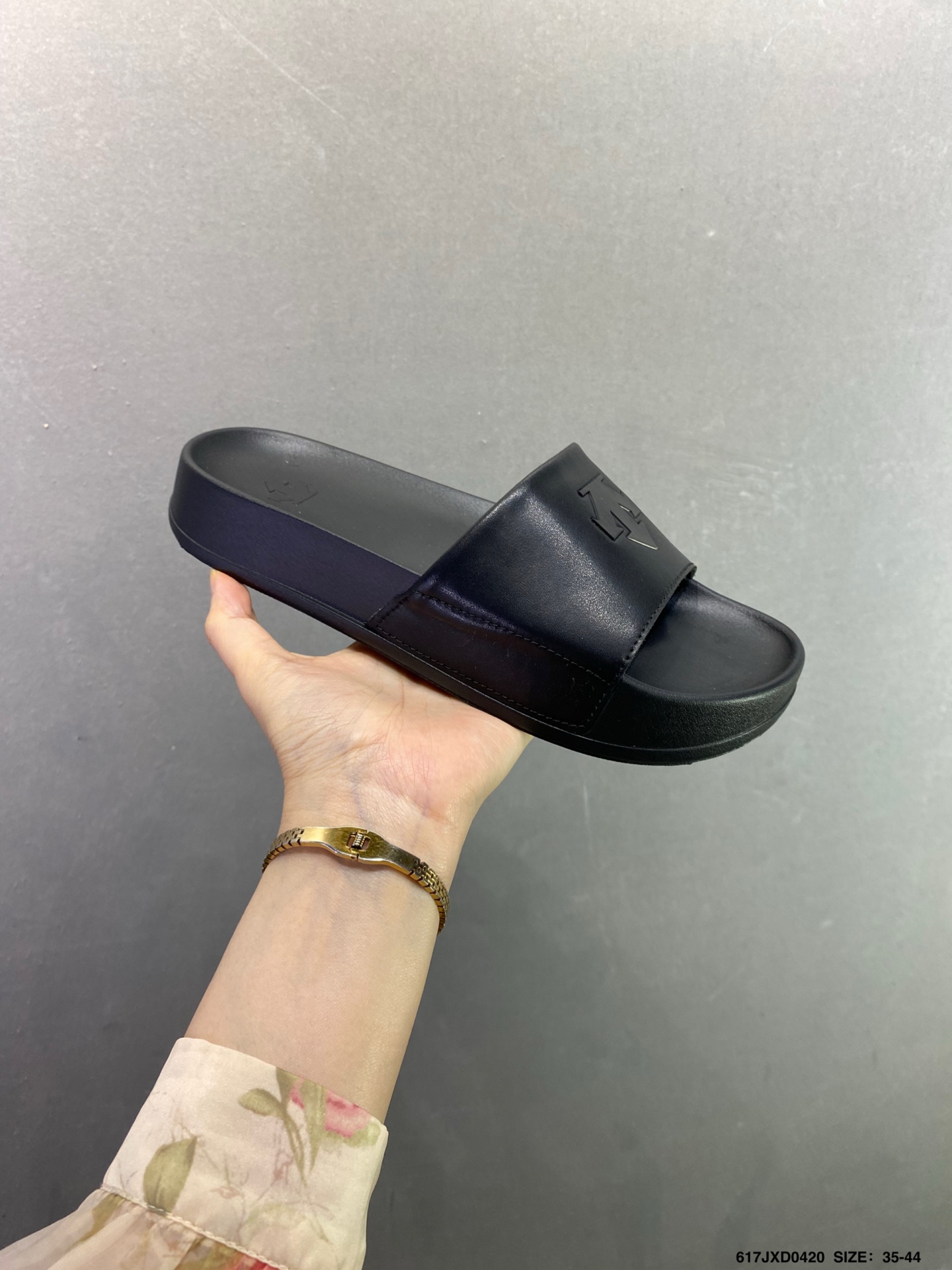 迪桑特DESCENTE Lcing Nars 百搭柔软 防滑一字拖鞋 D4431LCR23-High Quatity Cheap Brand wholesale wholesaler seller Clothes Bags handbags Sneakers Top Fashion Clothing Shoes from China Factory Chinese suppliers best Quality Beautiful Price 迪桑特DESCENTE Lcing Nars 百搭柔软 防滑一字拖鞋 D4431LCR23