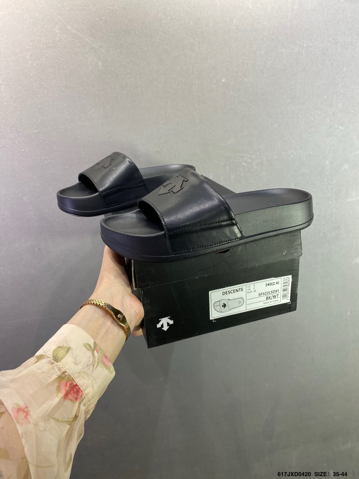 迪桑特DESCENTE Lcing Nars 百搭柔软 防滑一字拖鞋 D4431LCR23-High Quatity Cheap Brand wholesale wholesaler seller Clothes Bags handbags Sneakers Top Fashion Clothing Shoes from China Factory Chinese suppliers best Quality Beautiful Price 迪桑特DESCENTE Lcing Nars 百搭柔软 防滑一字拖鞋 D4431LCR23