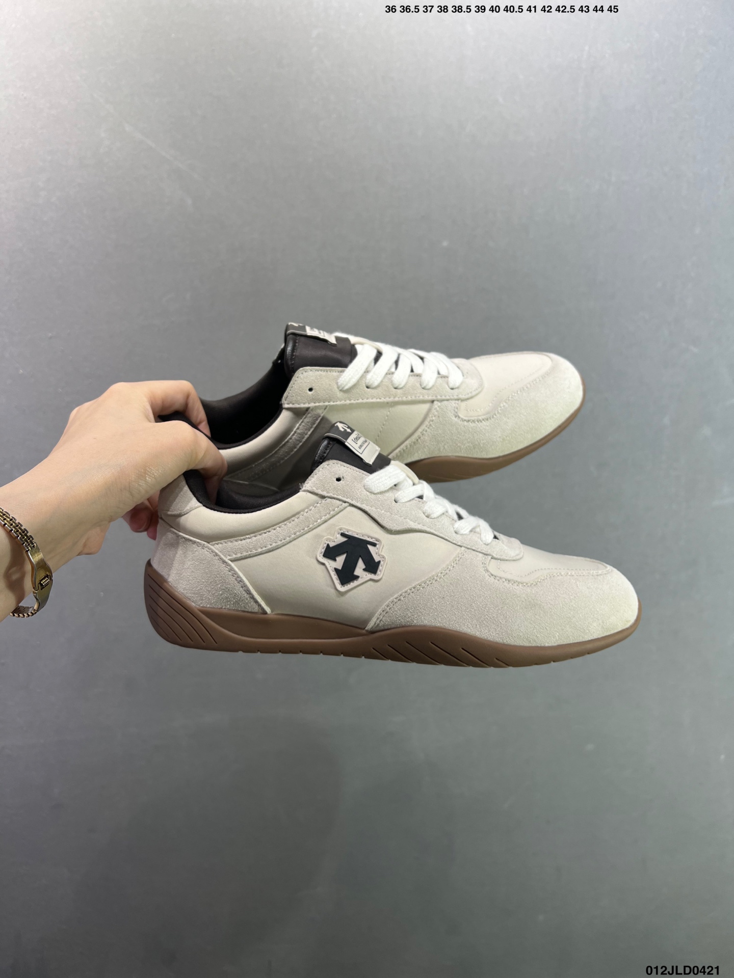 220 迪桑特DESCENTE EDGE COURT RETRO 复古轻质 耐磨低帮 生活休闲鞋 SP363LSN82-Chinese UA Cheap High Quatity Brand Clothes Bags handbags Sneakers wholesale wholesaler seller from China Factory suppliers Fashion Clothing Shoes best Quality Beautiful Price 220 迪桑特DESCENTE EDGE COURT RETRO 复古轻质 耐磨低帮 生活休闲鞋 SP363LSN82