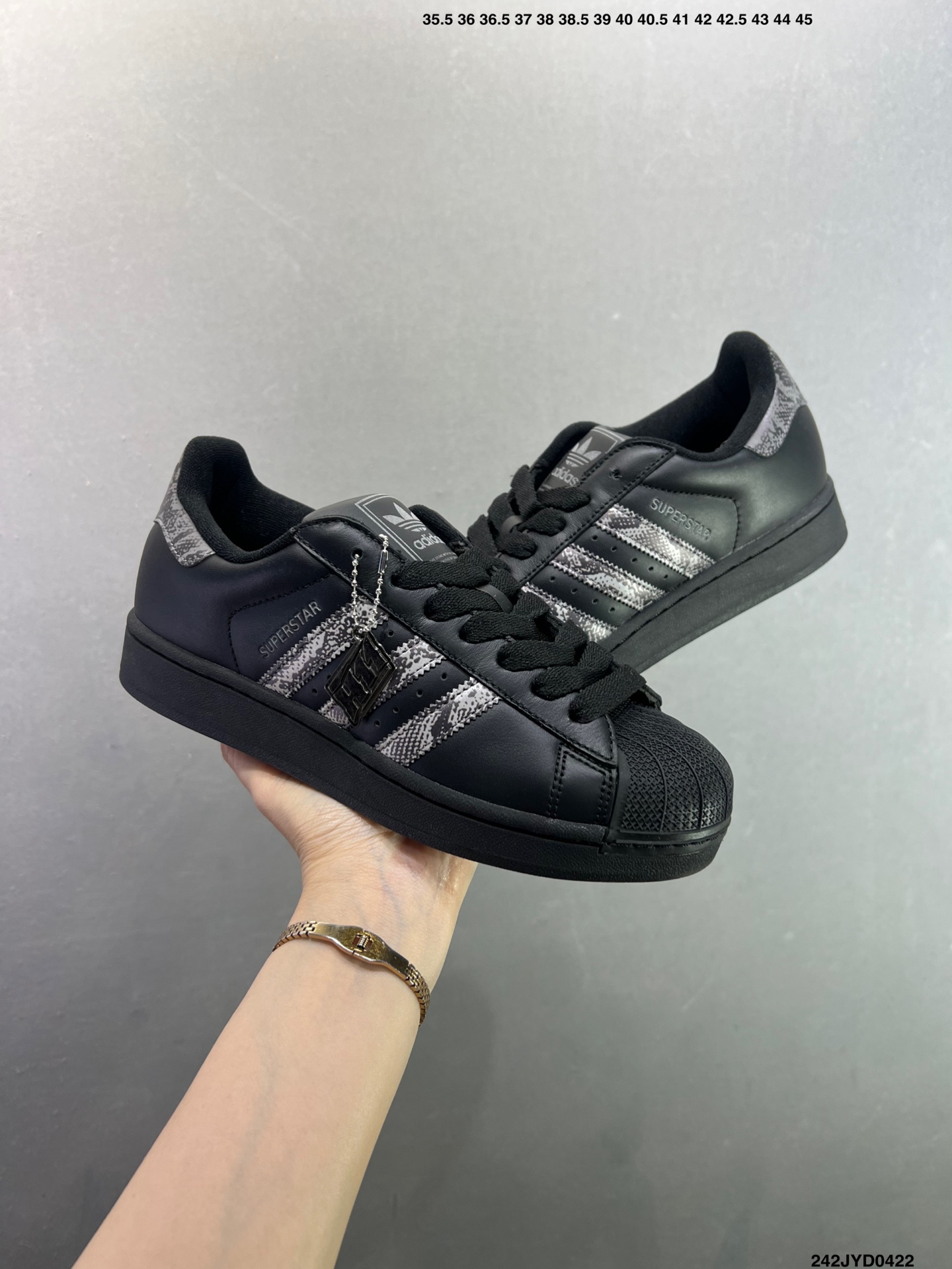 190 阿迪达斯/三叶草Adidas Originals Superstar”Christmas“经典贝壳头系列低帮百搭休闲运动板鞋D“皮革白紫” JS1373