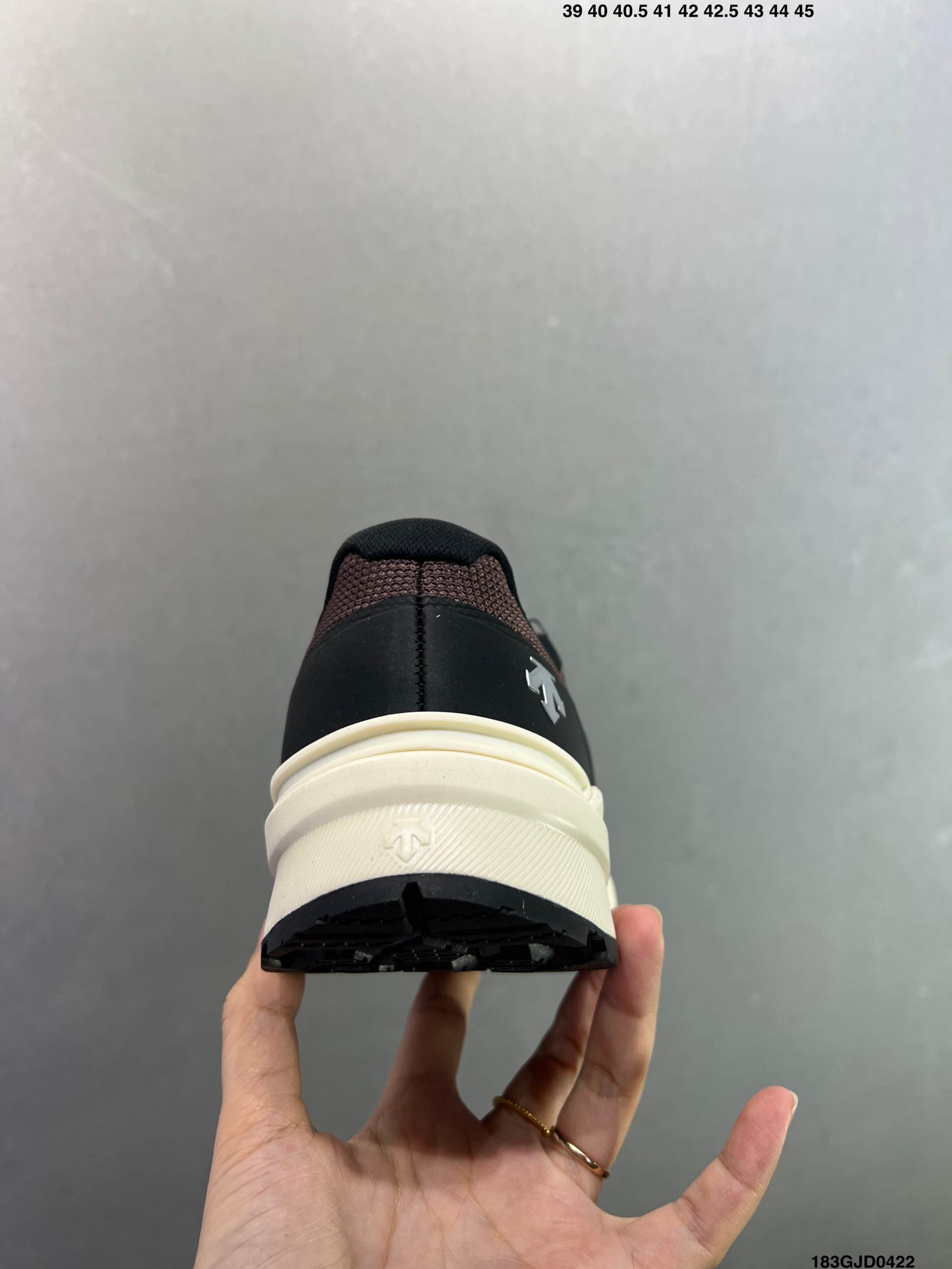 260 迪桑特DESCENTE EDGE COURT RETRO 复古轻质 耐磨低帮 生活休闲鞋 SP373LSN82-Chinese UA Cheap High Quatity Brand Clothes Bags handbags Sneakers wholesale wholesaler seller from China Factory suppliers Fashion Clothing Shoes best Quality Beautiful Price 260 迪桑特DESCENTE EDGE COURT RETRO 复古轻质 耐磨低帮 生活休闲鞋 SP373LSN82