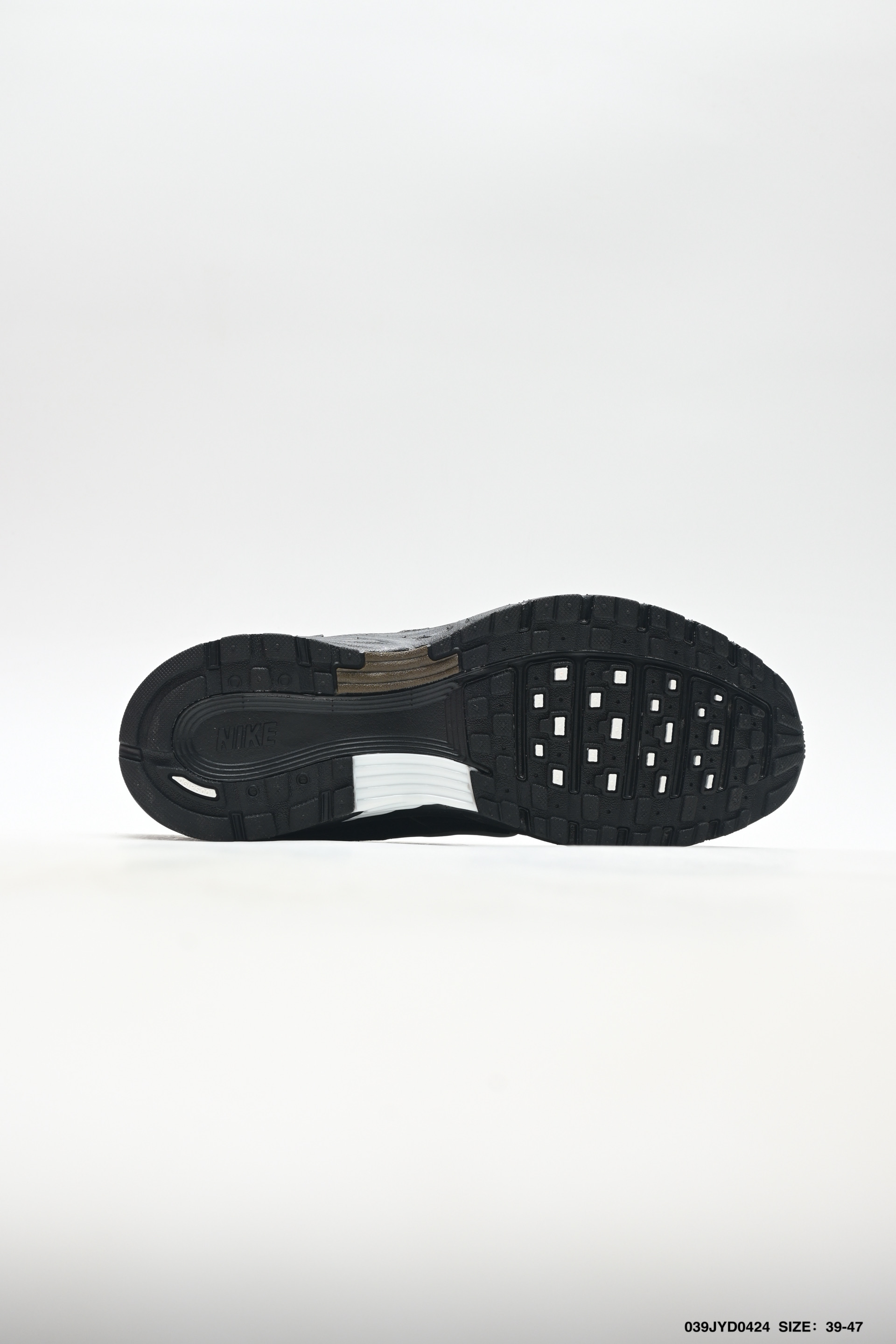 耐克Nike p-6000 跑鞋内外侧都用了红色的钩子 BY1021-103 耐克Nike p-6000 跑鞋内外侧都用了红色的钩子 BY1021-103