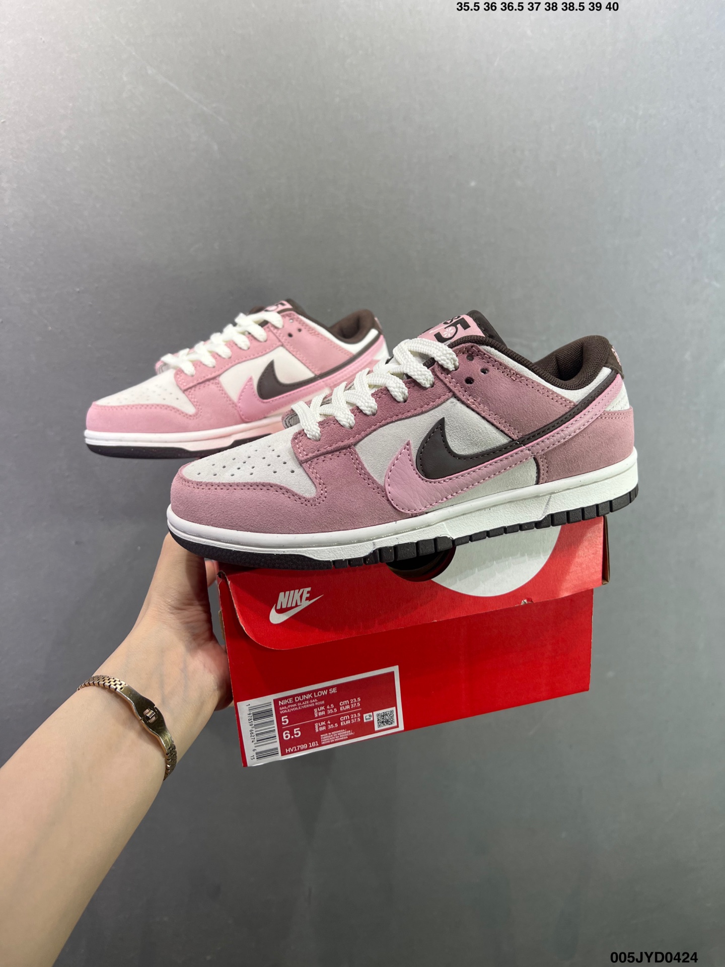 耐克双钩粉棕Dunk板鞋 这款耐克Dunk Low SE“Double Swoosh”板鞋 粉色麂皮+灰色皮革拼接 HV1799-161