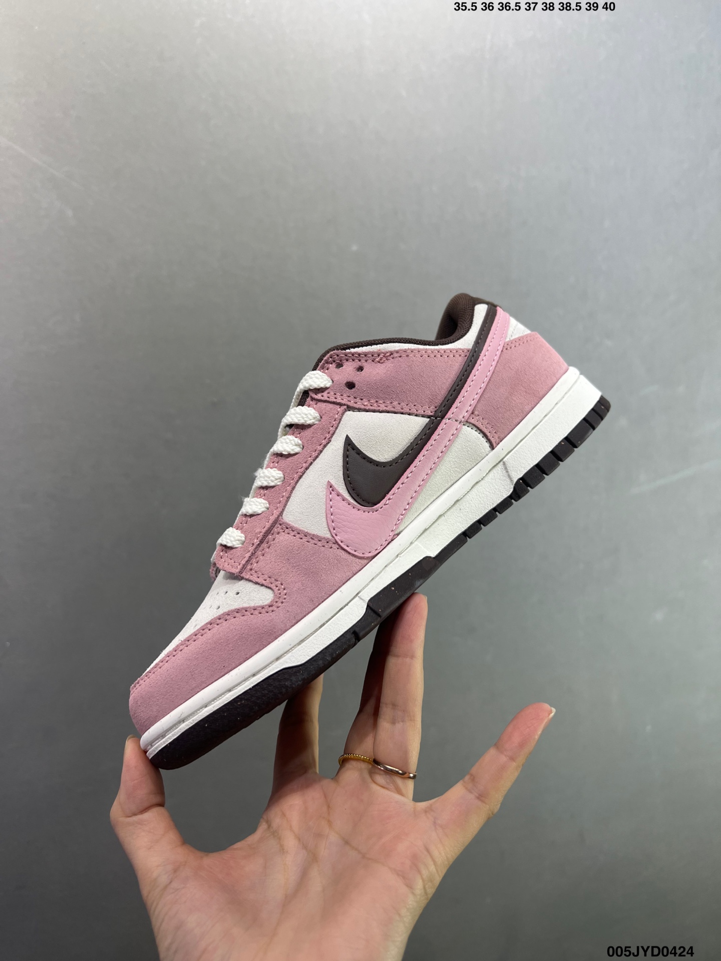 耐克双钩粉棕Dunk板鞋 这款耐克Dunk Low SE“Double Swoosh”板鞋 粉色麂皮+灰色皮革拼接 HV1799-161