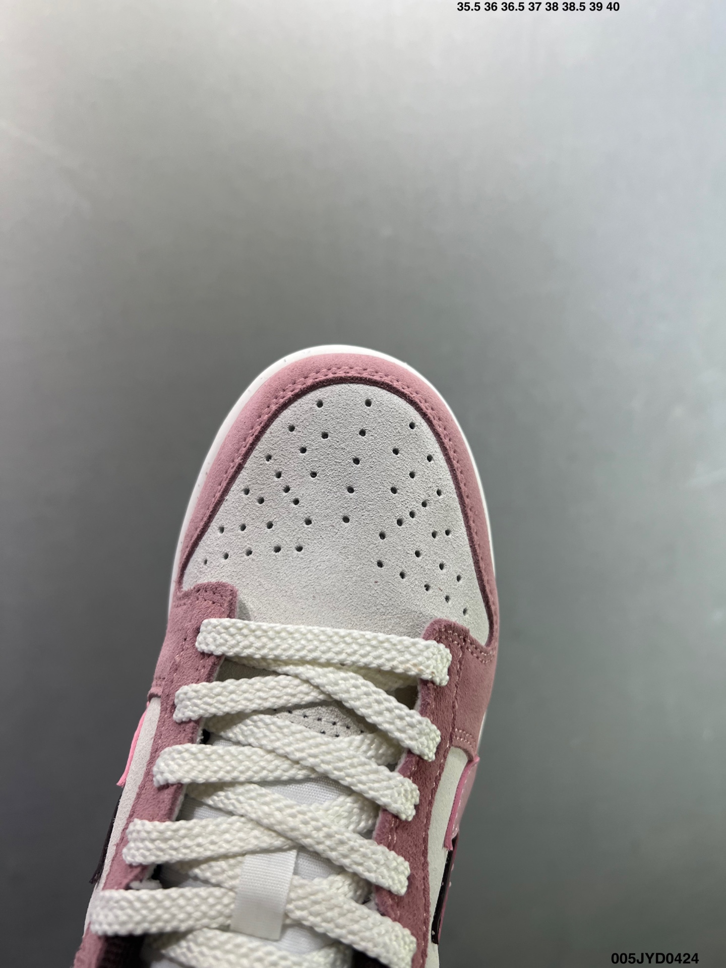 耐克双钩粉棕Dunk板鞋 这款耐克Dunk Low SE“Double Swoosh”板鞋 粉色麂皮+灰色皮革拼接 HV1799-161