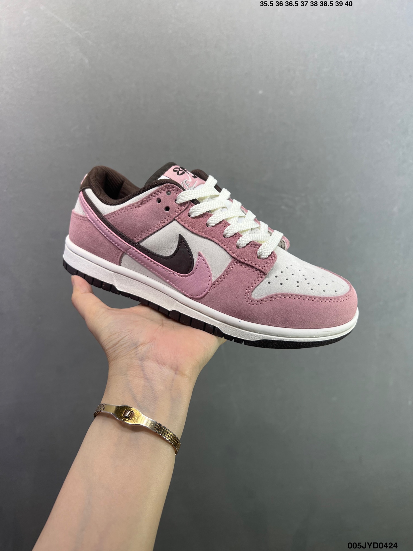 耐克双钩粉棕Dunk板鞋 这款耐克Dunk Low SE“Double Swoosh”板鞋 粉色麂皮+灰色皮革拼接 HV1799-161