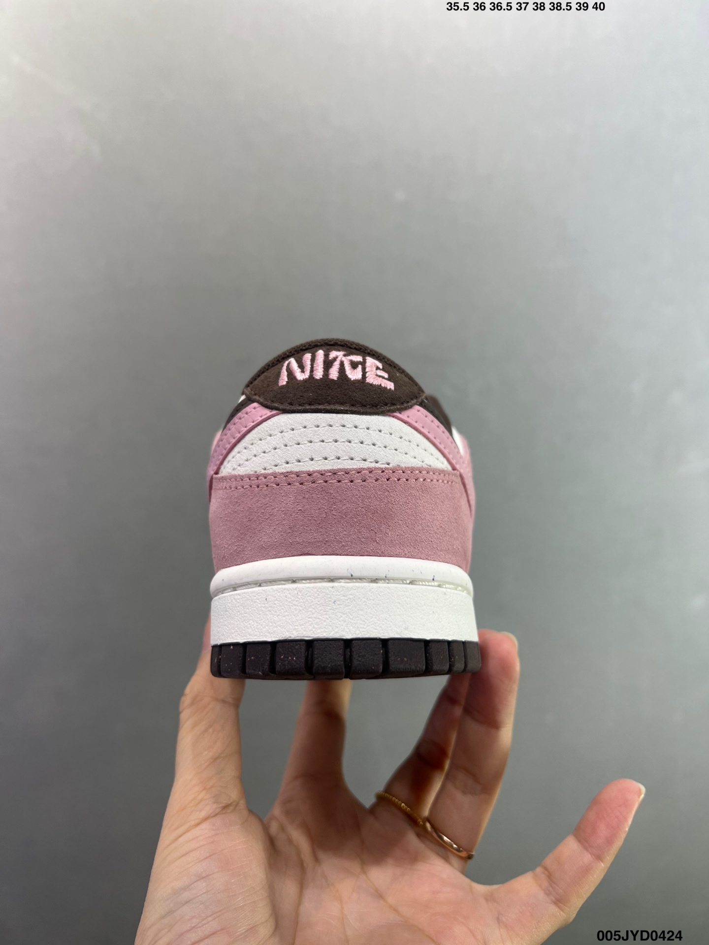 耐克双钩粉棕Dunk板鞋 这款耐克Dunk Low SE“Double Swoosh”板鞋 粉色麂皮+灰色皮革拼接 HV1799-161