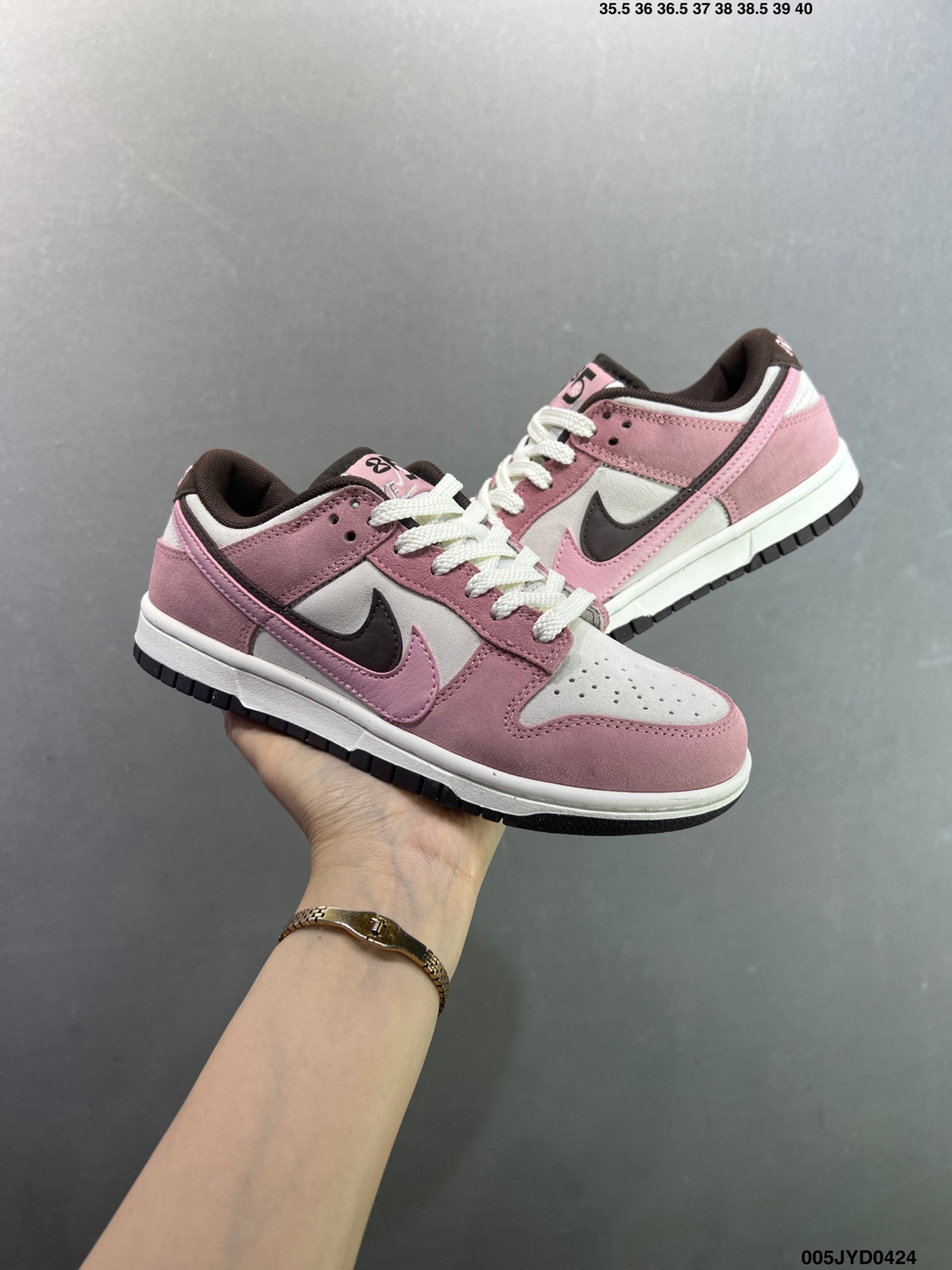 耐克双钩粉棕Dunk板鞋 这款耐克Dunk Low SE“Double Swoosh”板鞋 粉色麂皮+灰色皮革拼接 HV1799-161