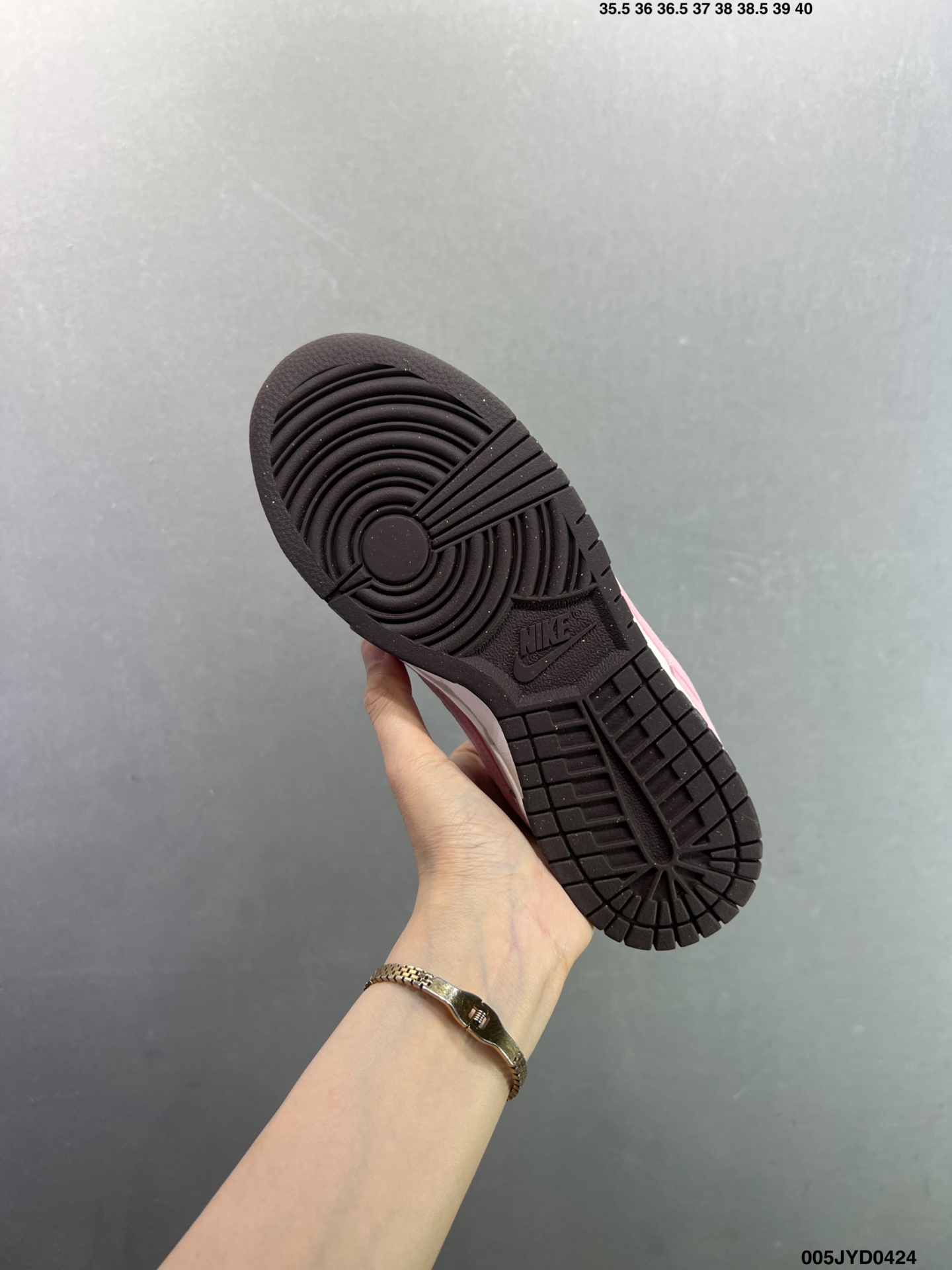 耐克双钩粉棕Dunk板鞋 这款耐克Dunk Low SE“Double Swoosh”板鞋 粉色麂皮+灰色皮革拼接 HV1799-161