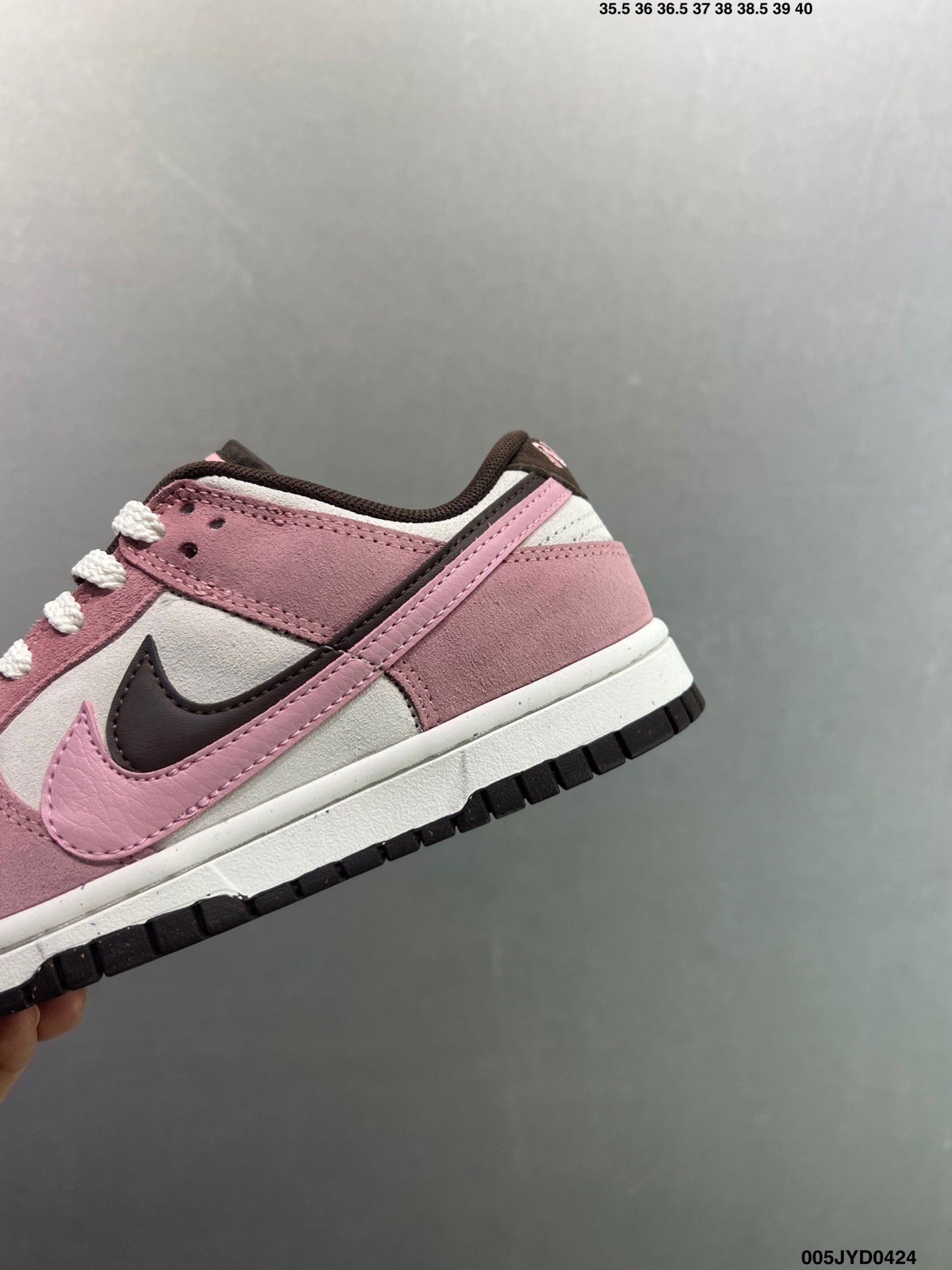 耐克双钩粉棕Dunk板鞋 这款耐克Dunk Low SE“Double Swoosh”板鞋 粉色麂皮+灰色皮革拼接 HV1799-161