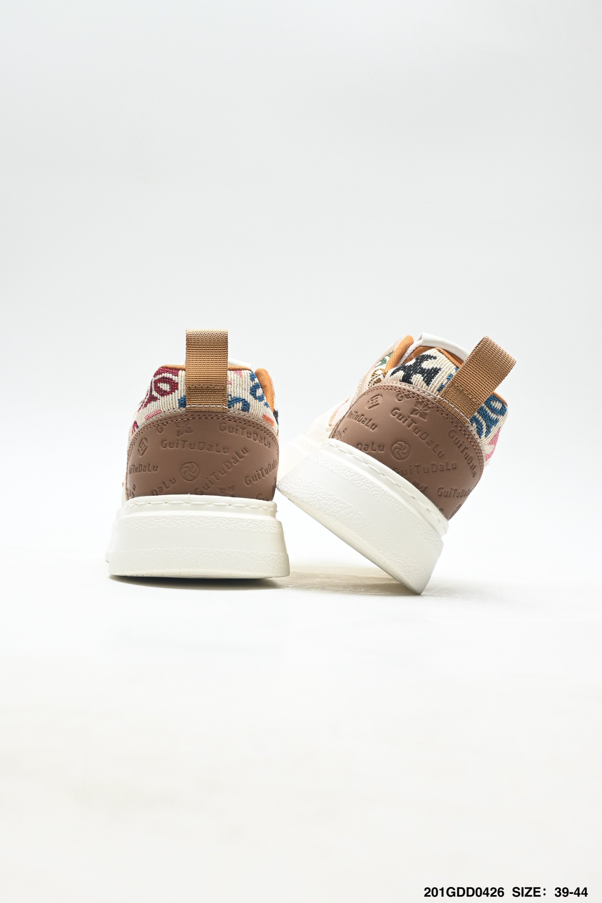 FENDI/ 芬迪 板鞋/休闲鞋 清晰质感 高端时尚 简约大气-Top High Quatity Cheap Sneakers Fashion Clothing Clothes Bags handbags Shoes of all Brand wholesale With The best Quality And Beautiful Price from China Factory Chinese suppliers wholesaler seller FENDI/ 芬迪 板鞋/休闲鞋 清晰质感 高端时尚 简约大气