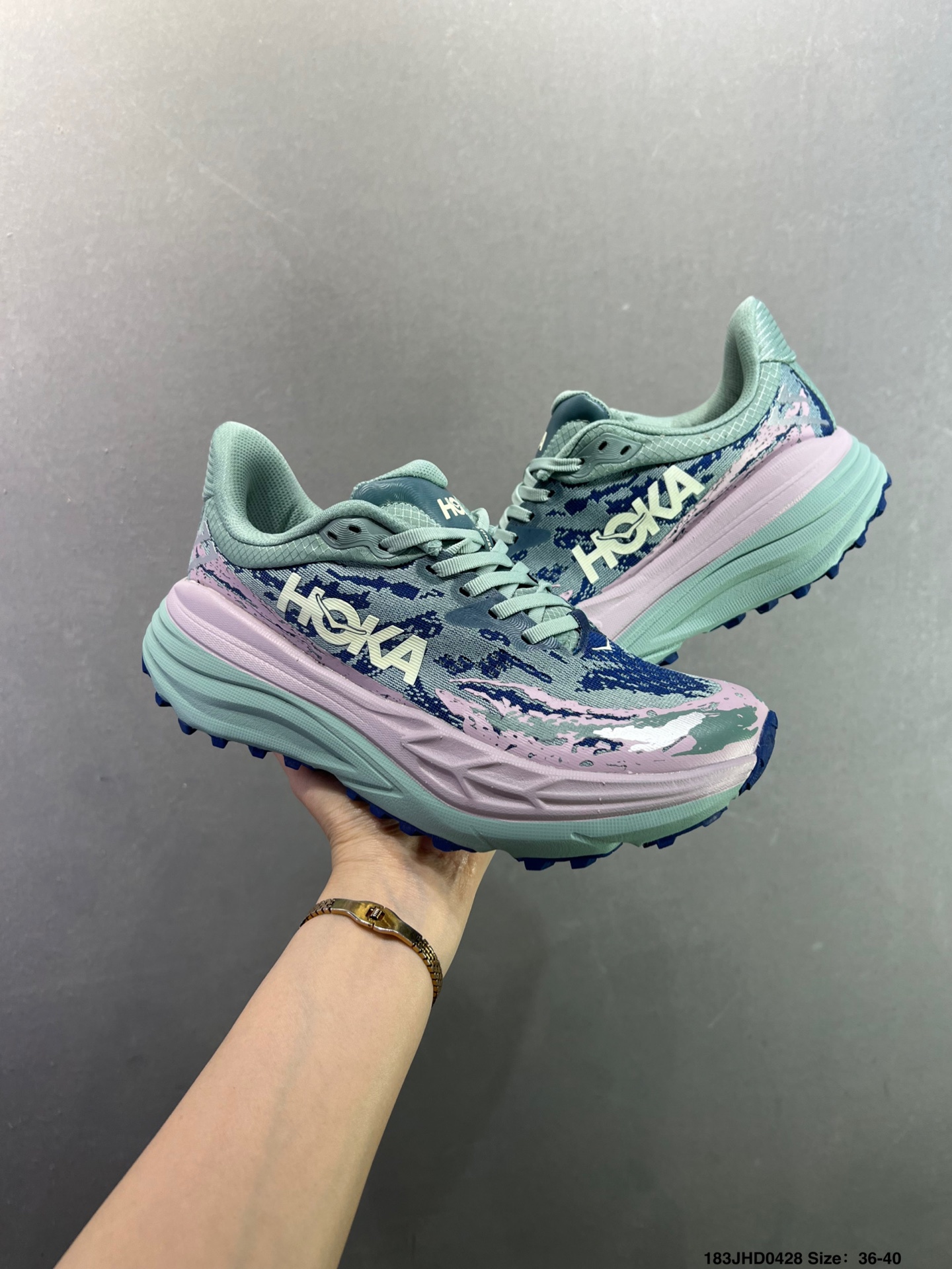 HOKA M STINSON 7 全新配色 HOKA ONE ONE是来自美国的跑步鞋知名品牌 1141530/BWR-Top High Quatity Cheap Sneakers Fashion Clothing Clothes Bags handbags Shoes of all Brand wholesale With The best Quality And Beautiful Price from China Factory Chinese suppliers wholesaler seller HOKA M STINSON 7 全新配色 HOKA ONE ONE是来自美国的跑步鞋知名品牌 1141530/BWR