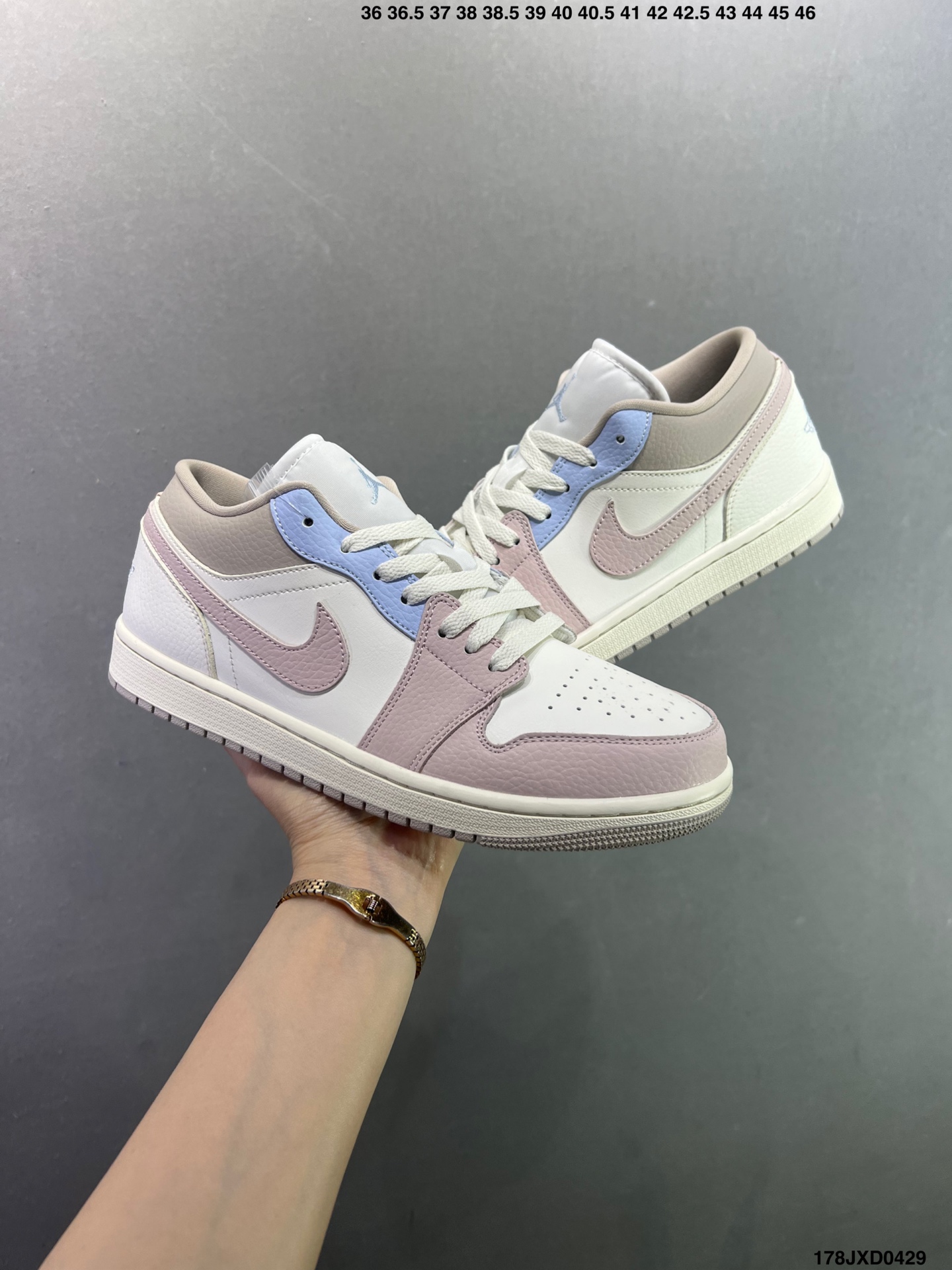 Air Jordan 1 Low ”Lsland Green“ 低帮 AJ1 乔丹1代 aj1 乔1 低邦 黑白绿 乔丹篮球鞋系列 男 553558-131 女 553560-131-Top High Quatity Cheap Sneakers Fashion Clothing Clothes Bags handbags Shoes of all Brand wholesale With The best Quality And Beautiful Price from China Factory Chinese suppliers wholesaler seller Air Jordan 1 Low ”Lsland Green“ 低帮 AJ1 乔丹1代 aj1 乔1 低邦 黑白绿 乔丹篮球鞋系列 男 553558-131 女 553560-131