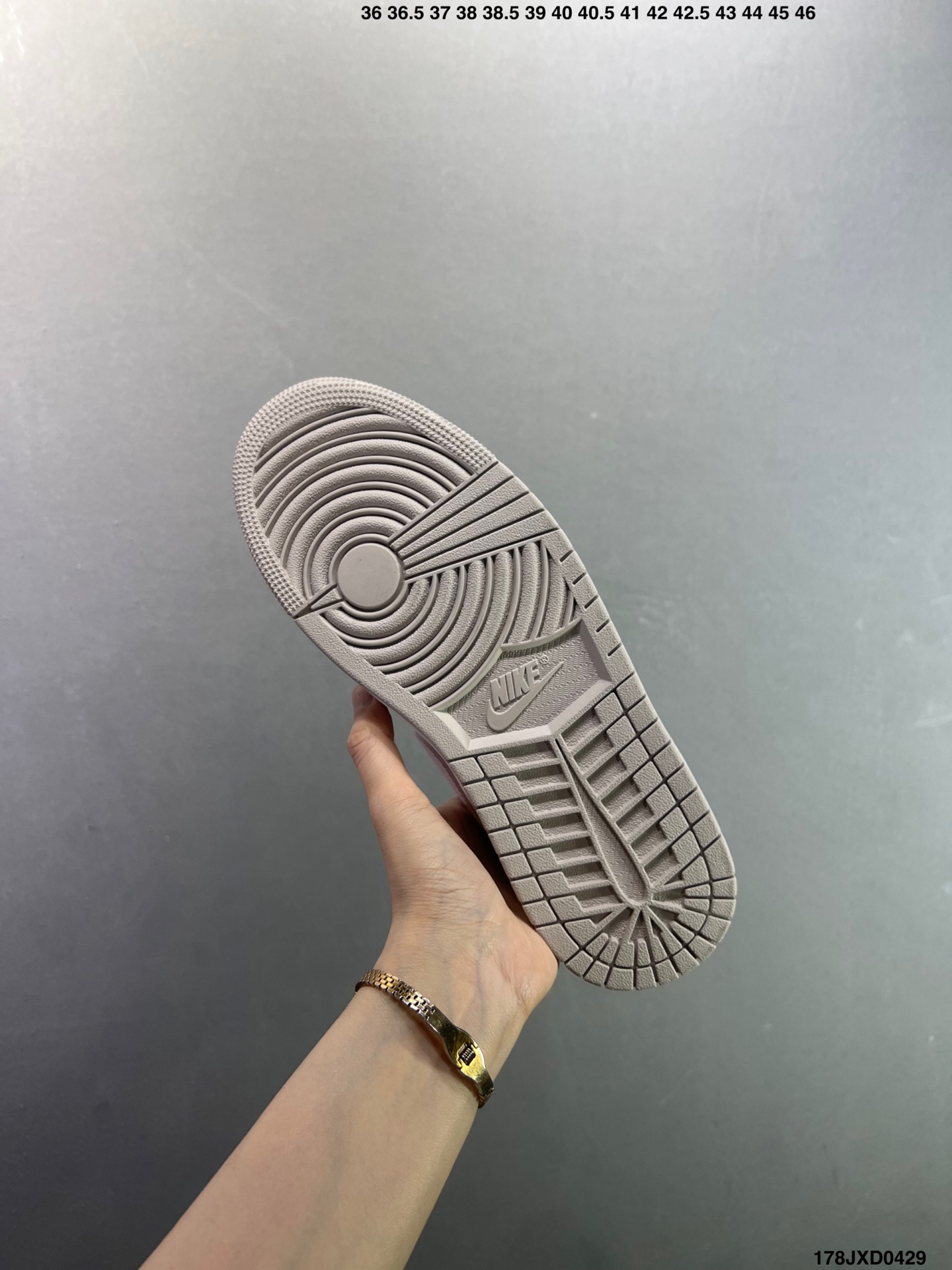 Air Jordan 1 Low ”Lsland Green“ 低帮 AJ1 乔丹1代 aj1 乔1 低邦 黑白绿 乔丹篮球鞋系列 男 553558-131 女 553560-131-Top High Quatity Cheap Sneakers Fashion Clothing Clothes Bags handbags Shoes of all Brand wholesale With The best Quality And Beautiful Price from China Factory Chinese suppliers wholesaler seller Air Jordan 1 Low ”Lsland Green“ 低帮 AJ1 乔丹1代 aj1 乔1 低邦 黑白绿 乔丹篮球鞋系列 男 553558-131 女 553560-131