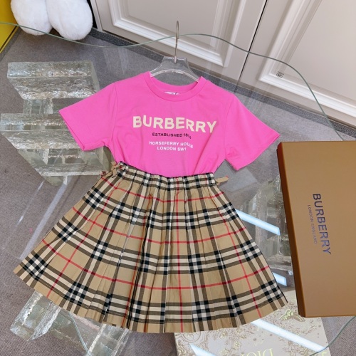 Ensemble T-shirt Rose Burberry et Jupe Plissée à Carreaux pour Filles 1 Ensemble T-shirt Rose Burberry et Jupe Plissée à Carreaux pour Filles
