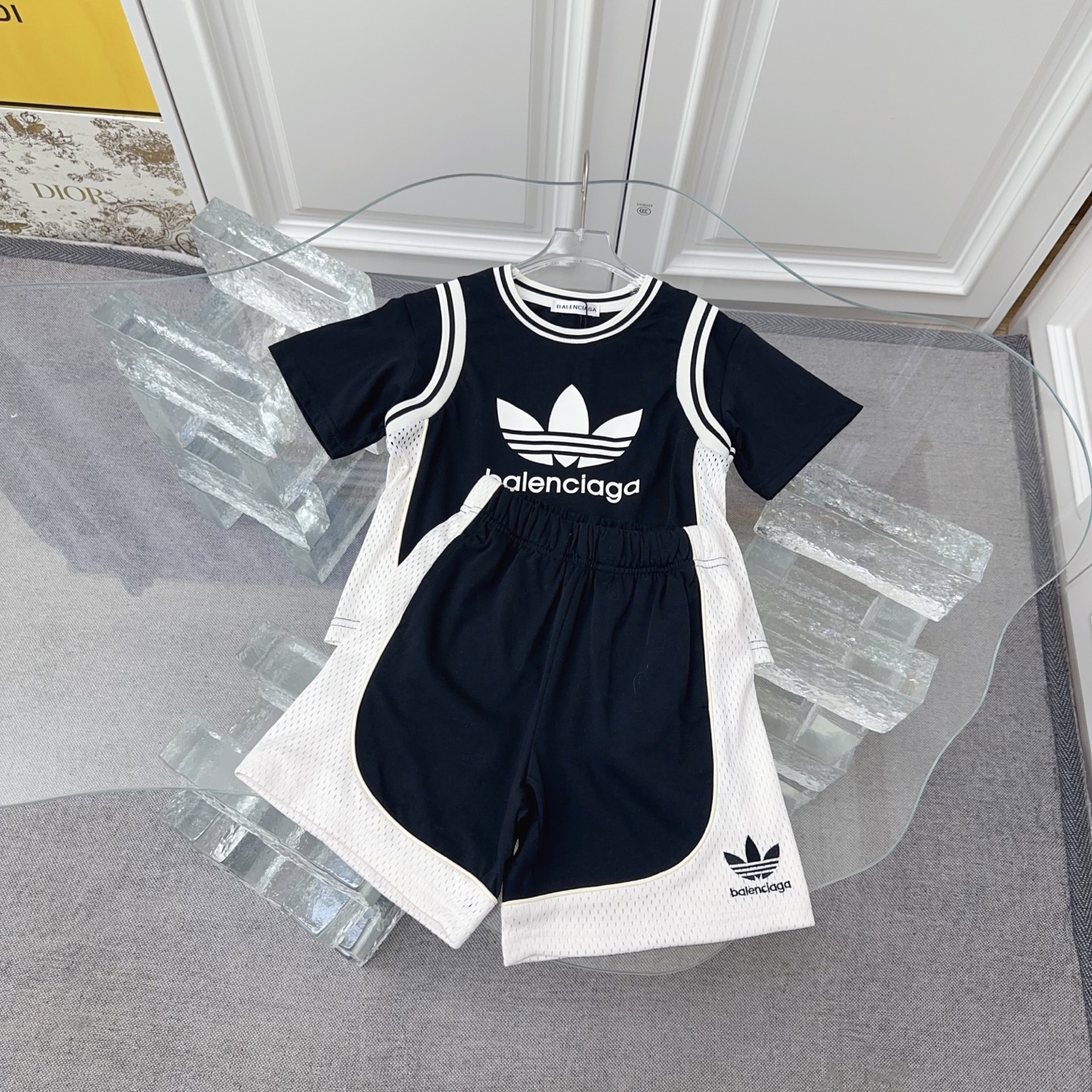 @168 Tallas: 100-160 Camiseta de manga corta de colaboración BLCG*Adidas con tres rayas, modelo de pasarela de principi…