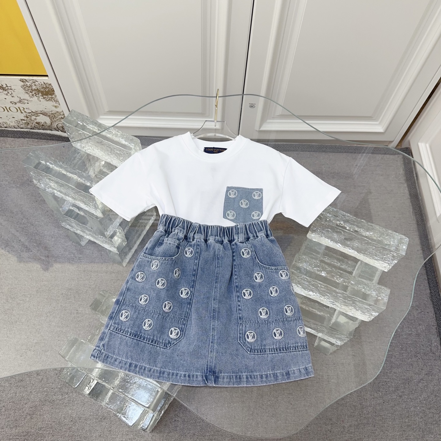 @188 Tallas: 100, 110, 120, 130, 140, 150. En stock LOUIS VUITTON 路易威登 Camiseta de manga corta nueva para niños de la c…