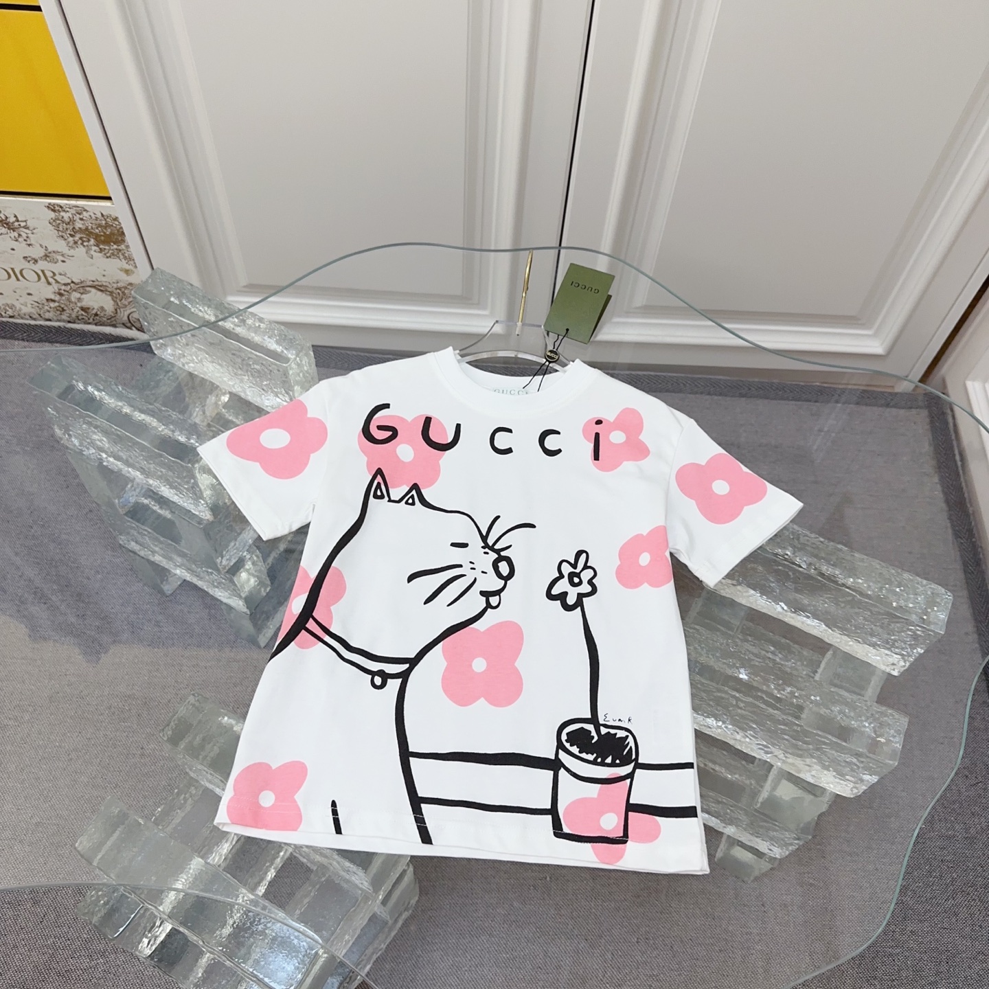 无少@88 Tallas: 100-150 GUCCI 古奇 Camiseta de manga corta para niños de primavera 2026, estampado de gato🐱 con técnica de…