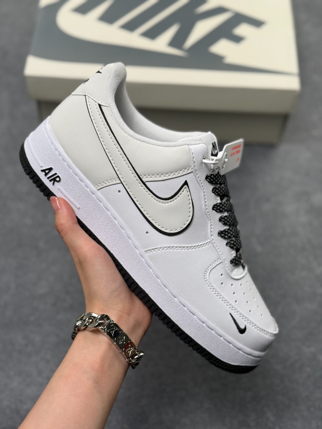 💰100
Air Force 1 Low 原装级别 原楦头原纸板 打造纯正空军版型专注外贸渠道 全掌内置蜂窝气垫 原盒配件 原厂中底钢印、拉帮完美
货号:YZ8115 003
尺码:36 36.5 37.5 38 38.5 39 40 40.5 41 42 42.5 43 44 44.5 45