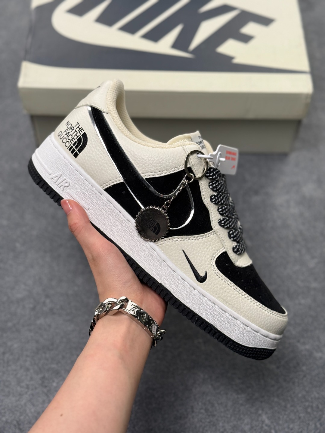 💰110
独家实拍✨Stussy x Air Force 1 Low 
原楦头原纸板 打造纯正空军版型
#专注外贸渠道 全掌内置蜂窝气垫 #原盒配件 原厂中底钢印、拉帮完美 官方同步上架
货号：DQ7659-109
Size：36 36.5 37.5 38 38.5 39 40 40.5 41 42 42.5 43 44 44.5 45