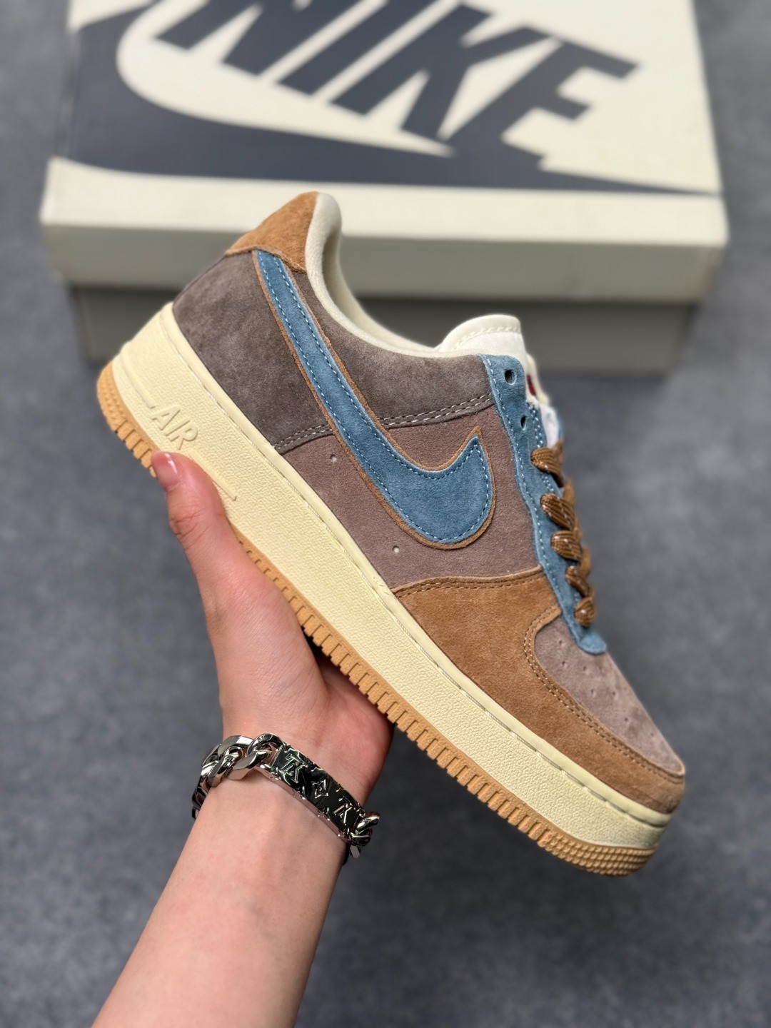 独家实拍✨NK Air Force 1 空军一号 货号:CW7581-120 官方同步 原装级别 原楦头原纸板 打造纯正空军版型#专注外贸渠道 全掌内置蜂窝气垫 #原盒配件 原厂中底钢印、拉帮完美