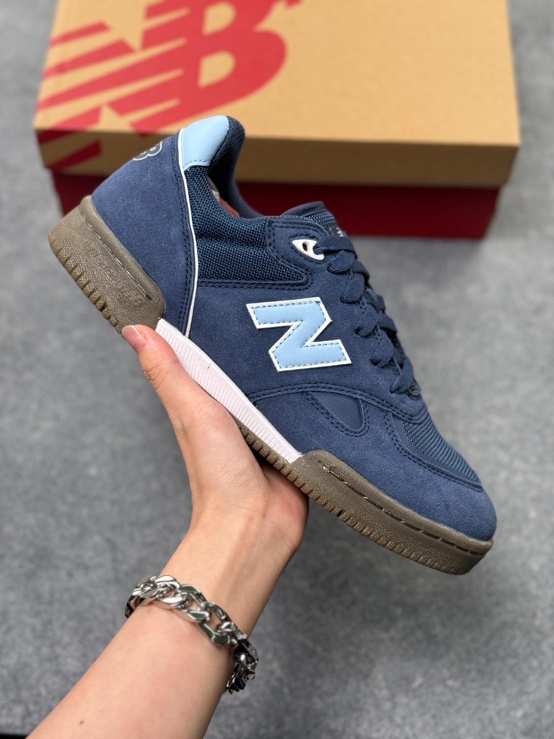 New Balance NB 600 休闲舒适 耐磨轻便 低帮 板鞋 男女同款 深蓝灰 以更纯粹的复古风格设计打造的全新造型.侧身还以解构设计,将 N 字标志以做旧压花样式呈现,样式别具新意.而麂皮、冲孔皮革的塑造,则呈现出高级怀旧气质,也让鞋款在奢华时装风格与运动氛围之间达到了平衡. 货号:NM600SMB 無半码