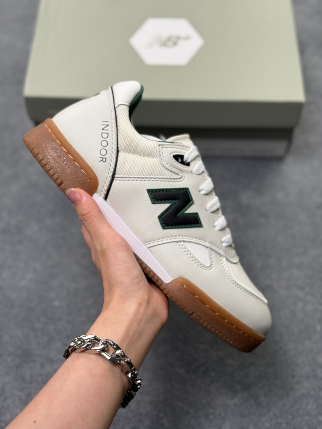 💰130 New Balance NB 600 休闲舒适 耐磨轻便 低帮 板鞋 男女同款 绿白 以更纯粹的复古风格设计打造的全新造型。侧身还以解构设计，将 N 字标志以做旧压花样式呈现，样式别具新意。而麂皮、冲孔皮革的塑造，则呈现出高级怀旧气质，也让鞋款在奢华时装风格与运动氛围之间达到了平衡。 货号：NM600OGS Size：36 37 38 39 40 41 42 43 44 45 🈚半码