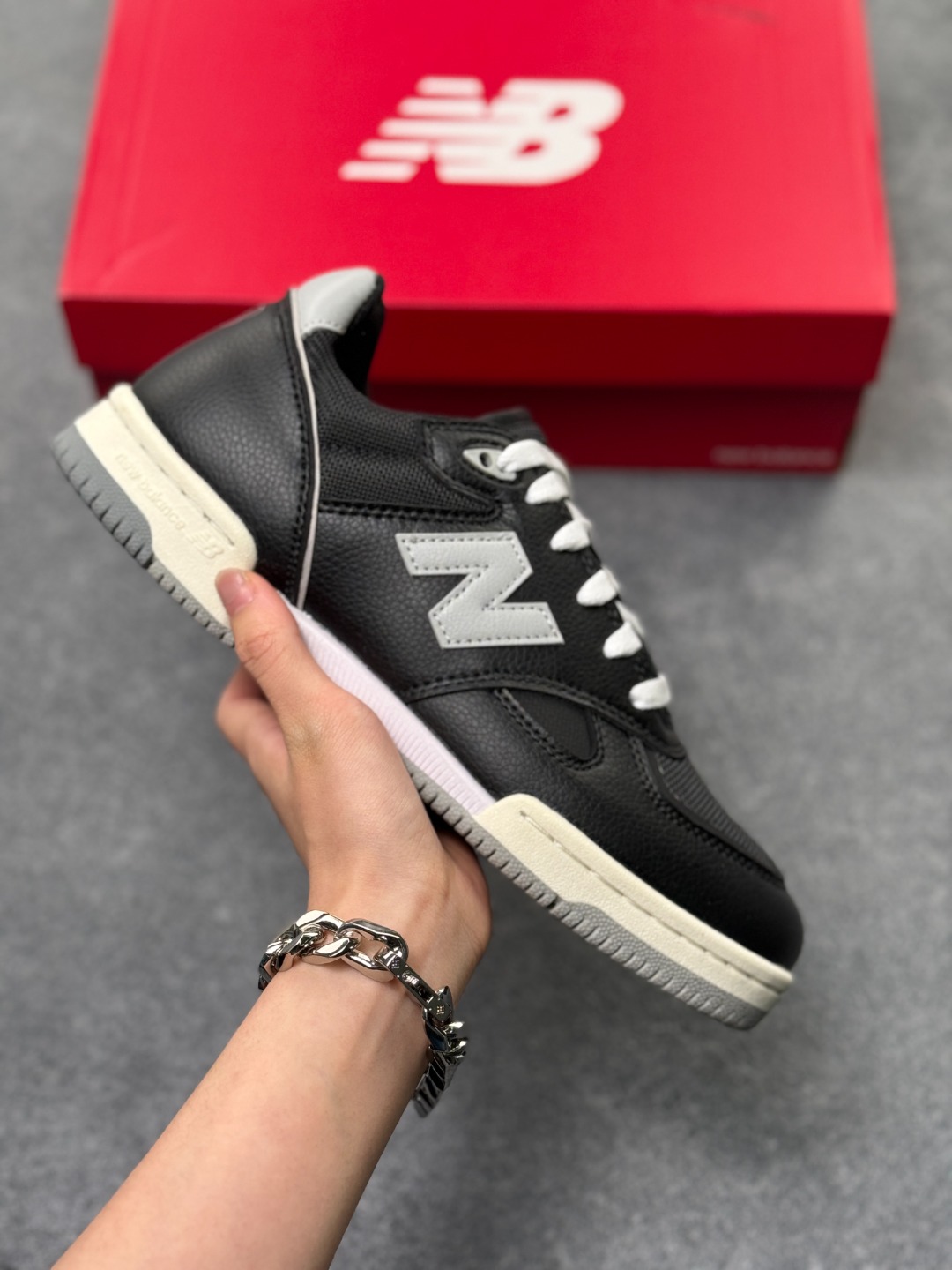 New Balance NB 600 休闲舒适 耐磨轻便 低帮 板鞋 男女同款 黑白 以更纯粹的复古风格设计打造的全新造型.侧身还以解构设计,将 N 字标志以做旧压花样式呈现,样式别具新意.而麂皮、冲孔皮革的塑造,则呈现出高级怀旧气质,也让鞋款在奢华时装风格与运动氛围之间达到了平衡. 货号:NM600BBW 無半码