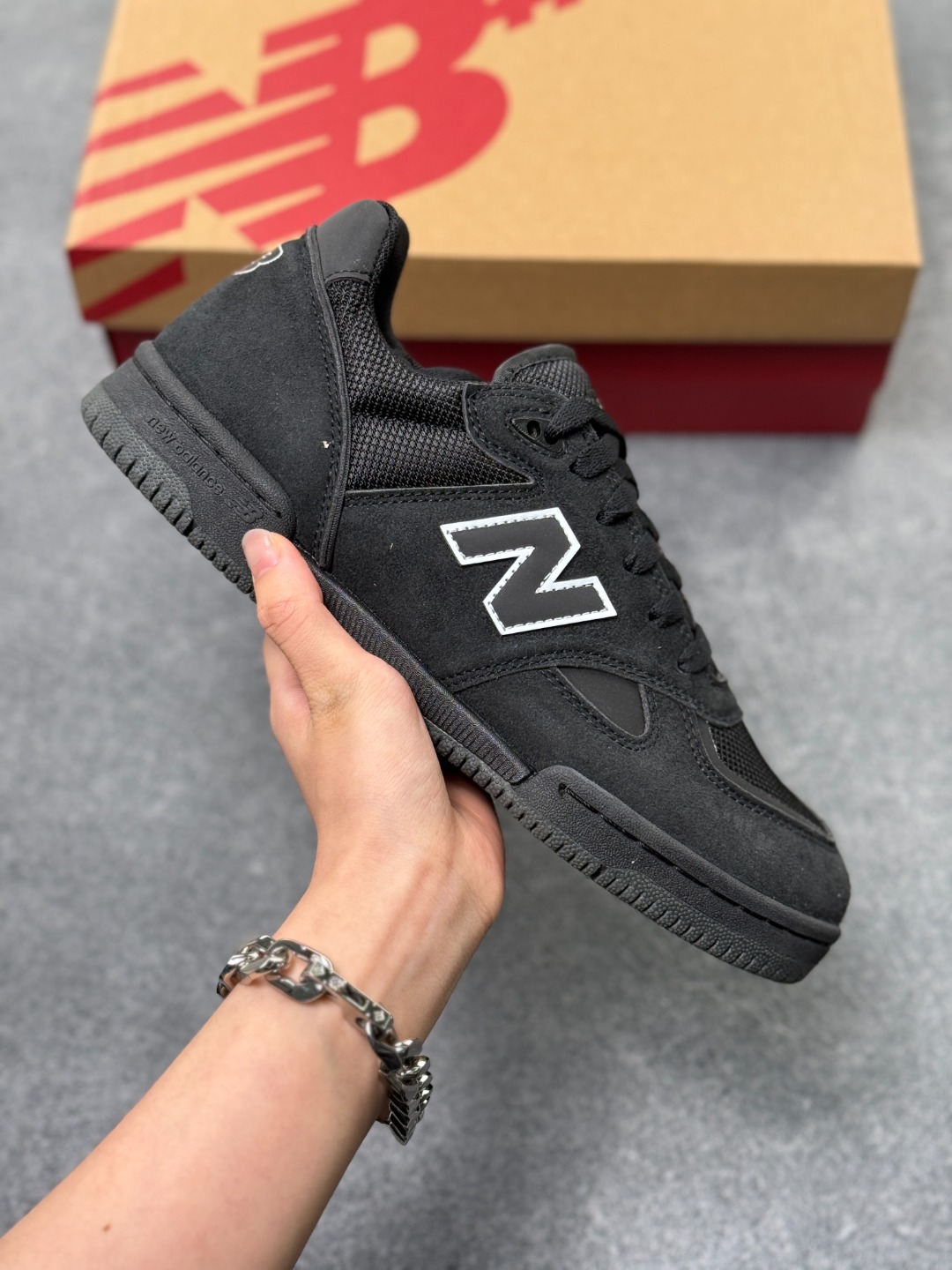 New Balance NB 600 休闲舒适 耐磨轻便 低帮 板鞋 男女同款 黑 以更纯粹的复古风格设计打造的全新造型.侧身还以解构设计,将 N 字标志以做旧压花样式呈现,样式别具新意.而麂皮、冲孔皮革的塑造,则呈现出高级怀旧气质,也让鞋款在奢华时装风格与运动氛围之间达到了平衡. 货号:NM600TER 無半码