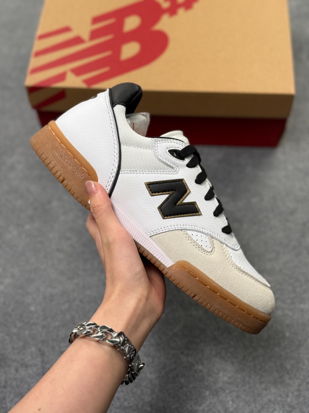New Balance NB 600 休闲舒适 耐磨轻便 低帮 板鞋 男女同款 黑白 以更纯粹的复古风格设计打造的全新造型.侧身还以解构设计,将 N 字标志以做旧压花样式呈现,样式别具新意.而麂皮、冲孔皮革的塑造,则呈现出高级怀旧气质,也让鞋款在奢华时装风格与运动氛围之间达到了平衡. 货号:NM600WTA 無半码