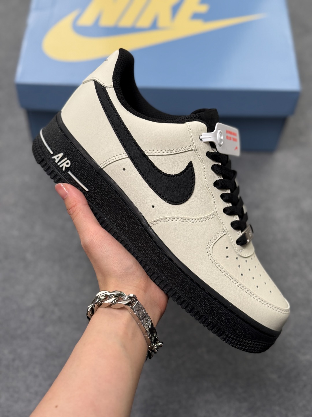 💰220
官方爆款定制 二次元主题 Nike Air Force 1 Low’07 米黑 空军一号低帮休闲板鞋 定制皮料 原厂3D打印 定制鞋盒 原楦原纸板 纯正空军版型 内置全掌气垫 货号：ZH0316-143