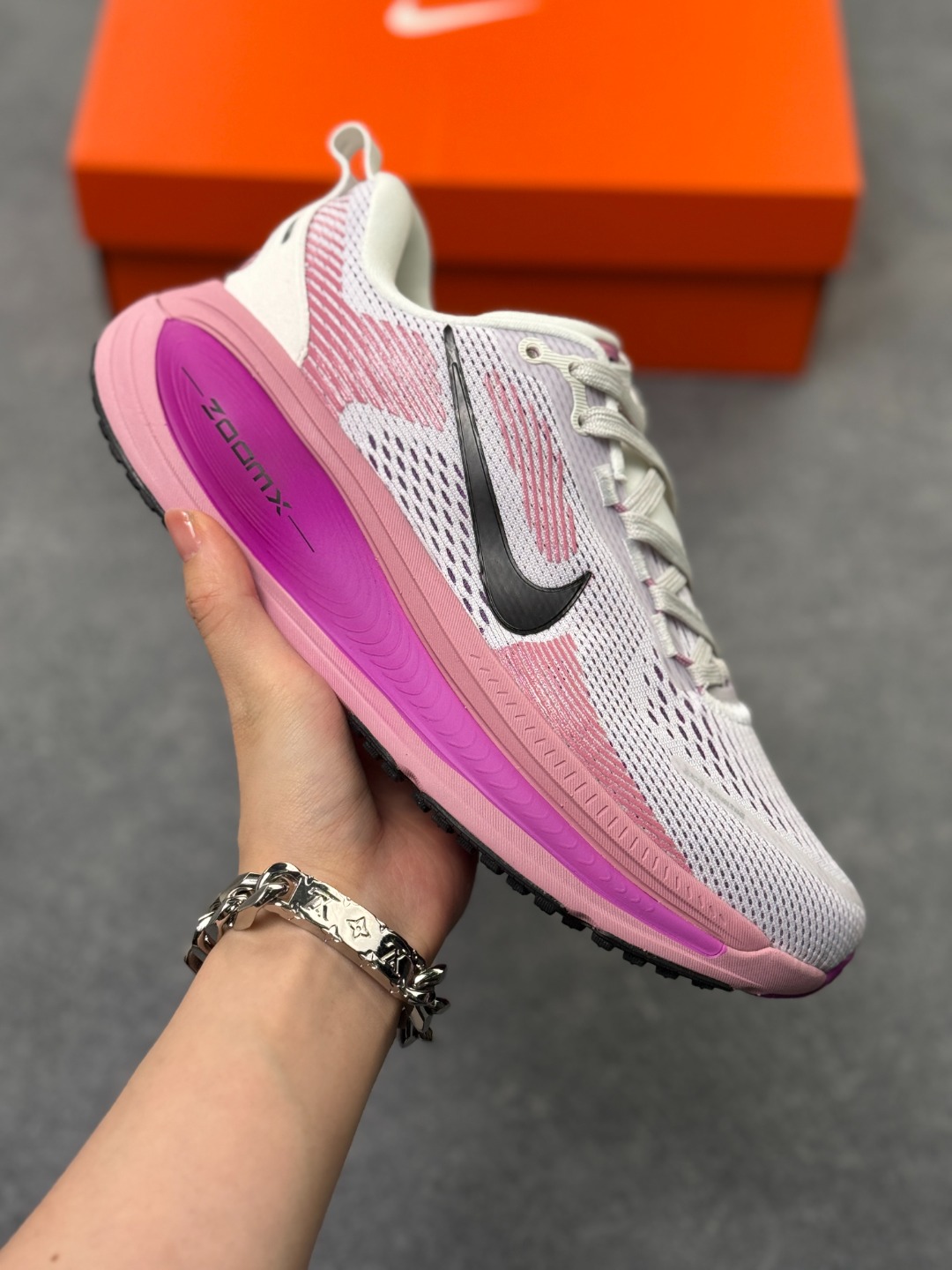 NK Zoom VOMERO 18 轻量跑鞋 耐克网透面气 训跑练步鞋 外贸专供订单 原厂折返国内销售 国外专柜标准数据开发 拥有 Zoom Air 一如既往的稳定感和流畅感 鞋面采用工程网眼设计 为特定高热区域营造出色透气性 进一步增加鞋面的穿孔数量 让足部能够快速散热 中足搭配 Flywire 飞线 在高速运动时营造舒适稳定的贴合感 内置Zoon气垫加持 动力十足! 官方货号:HM6804 105XK