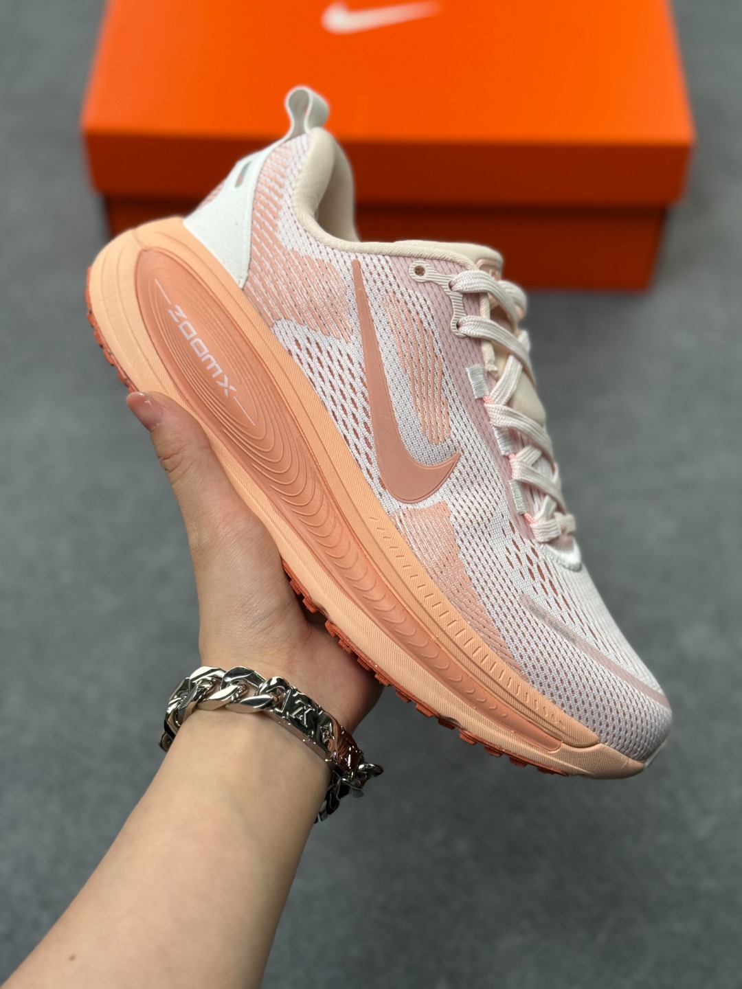 NK Zoom VOMERO 18 轻量跑鞋 耐克网透面气 训跑练步鞋 外贸专供订单 原厂折返国内销售 国外专柜标准数据开发 拥有 Zoom Air 一如既往的稳定感和流畅感 鞋面采用工程网眼设计 为特定高热区域营造出色透气性 进一步增加鞋面的穿孔数量 让足部能够快速散热 中足搭配 Flywire 飞线 在高速运动时营造舒适稳定的贴合感 内置Zoon气垫加持 动力十足! 官方货号:HM6804 601XG