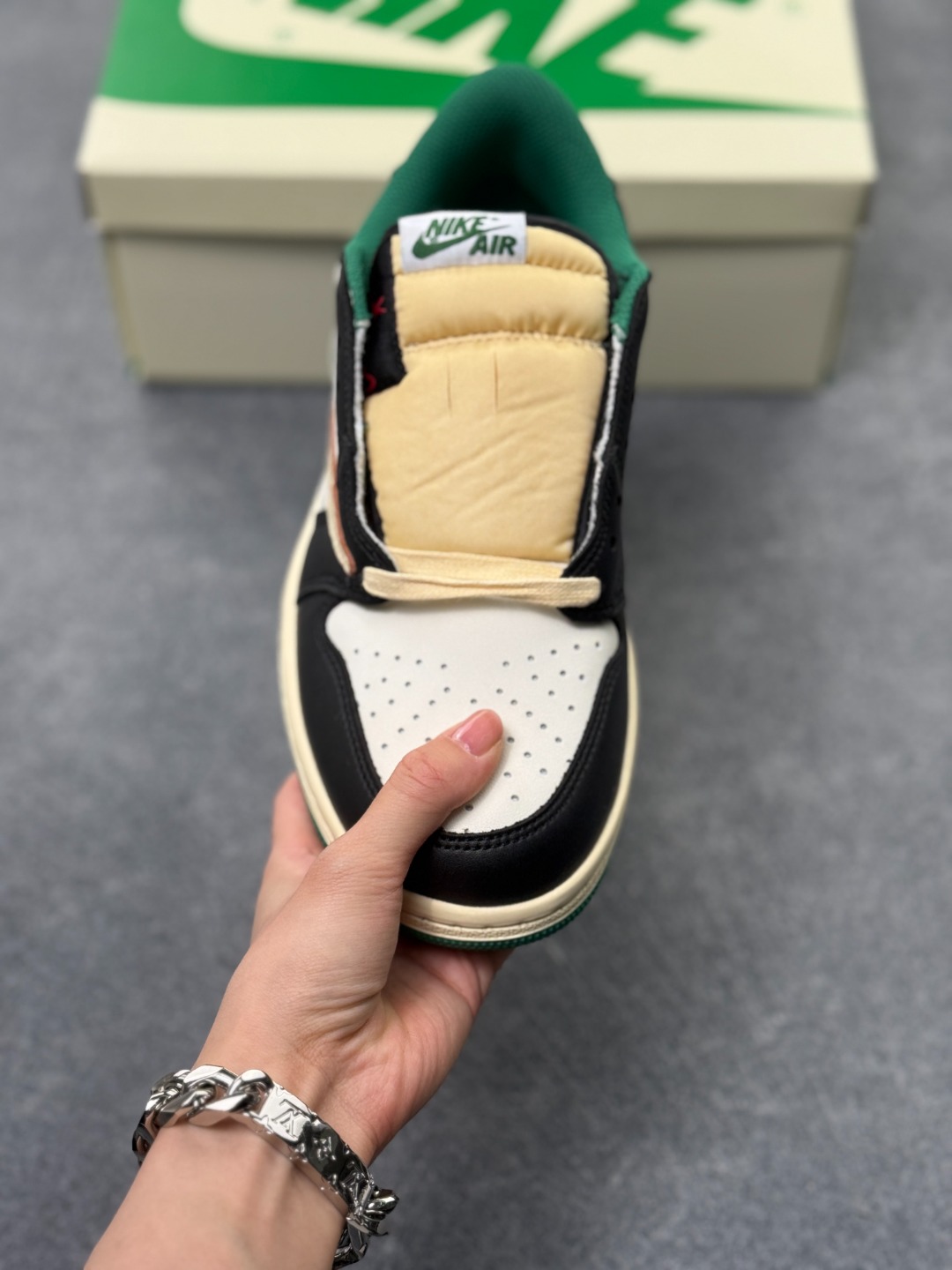 💰150
Travis Scott x Fragment x Air Jordan AJ1 Low OG SP 三方联名倒钩低帮 全系列配色 外贸特供批次 新配色不断更新开发 市场中端王者 全套原纸板楦头开发 确保原汁原味 完美呈现一代版型 一比一鞋头弧度高度鞋身弧度 此版本只针对中端市场 细节品控鞋型随意秒杀市面同价位 鞋型完美 不臃肿别扭 头层皮料加持 用料绝不含糊 进口玻璃冲刀皮料裁剪零毛边 电脑针车工艺 超高鞋面清洁度 最高QC检验标准 控制溢胶瑕疵 原盒原配 飞翼3D高频深度立体 工艺方面大到整体鞋型 漏斗收腰 底线拉帮 LOGO立体程度 小到针眼排布 载片对称 冲孔效果 鞋标规范 鞋垫背胶等等 无一不是口碑收割 每双都是一个回头客
货号:DV0831-101
SIZE:36 36.5 37.5 38 38.5 39 40 40.5 41 42 42.5 43 44 44.5 45 46