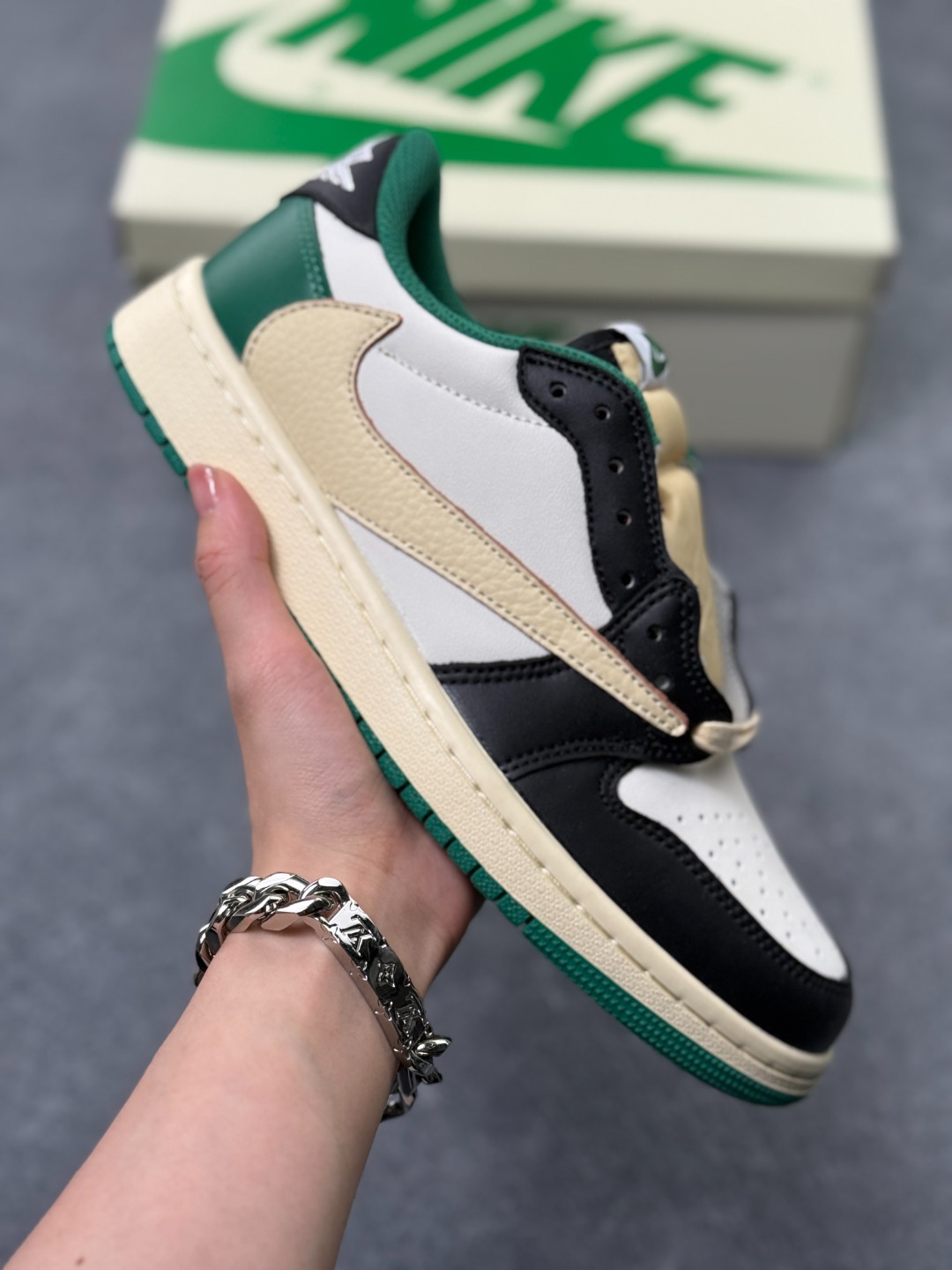 💰150                                                                                                                              
Travis Scott x Fragment x Air Jordan AJ1 Low OG SP 三方联名倒钩低帮  全系列配色 外贸特供批次 新配色不断更新开发 市场中端王者 全套原纸板楦头开发 确保原汁原味 完美呈现一代版型 一比一鞋头弧度高度鞋身弧度 此版本只针对中端市场 细节品控鞋型随意秒杀市面同价位 鞋型完美 不臃肿别扭 头层皮料加持 用料绝不含糊 进口玻璃冲刀皮料裁剪零毛边 电脑针车工艺 超高鞋面清洁度 最高QC检验标准 控制溢胶瑕疵 原盒原配 飞翼3D高频深度立体 工艺方面大到整体鞋型 漏斗收腰 底线拉帮 LOGO立体程度 小到针眼排布 载片对称 冲孔效果 鞋标规范 鞋垫背胶等等 无一不是口碑收割 每双都是一个回头客 
货号：DV0831-101
SIZE：36 36.5 37.5 38 38.5 39 40 40.5 41 42 42.5 43 44 44.5 45 46
