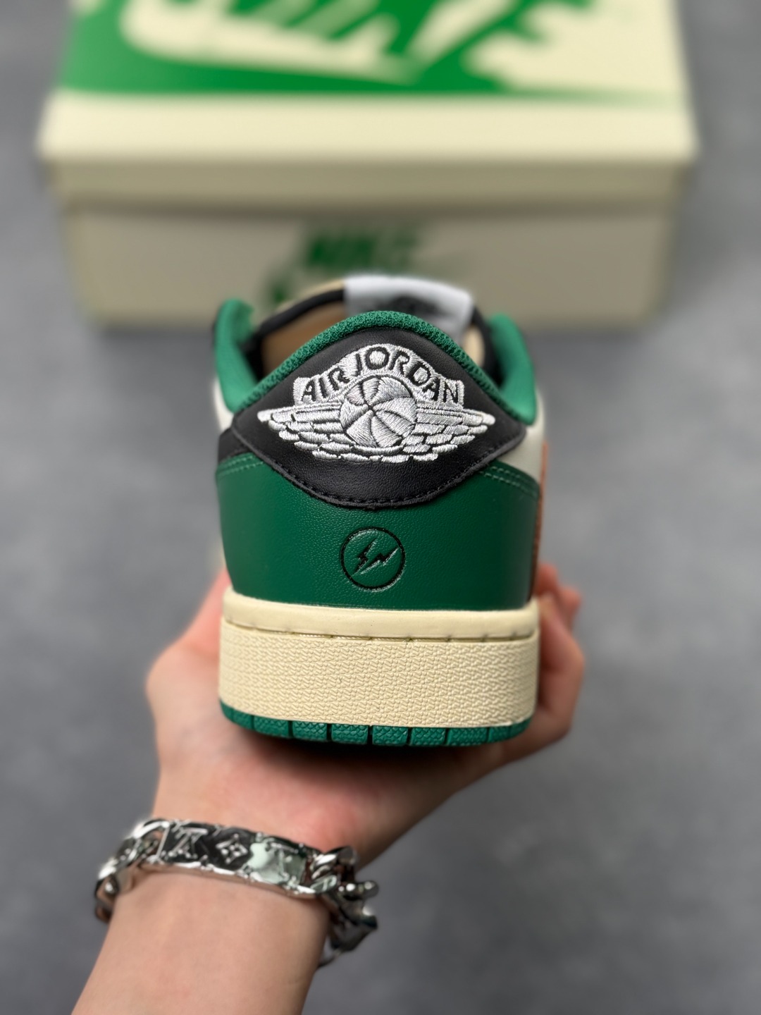 💰150
Travis Scott x Fragment x Air Jordan AJ1 Low OG SP 三方联名倒钩低帮 全系列配色 外贸特供批次 新配色不断更新开发 市场中端王者 全套原纸板楦头开发 确保原汁原味 完美呈现一代版型 一比一鞋头弧度高度鞋身弧度 此版本只针对中端市场 细节品控鞋型随意秒杀市面同价位 鞋型完美 不臃肿别扭 头层皮料加持 用料绝不含糊 进口玻璃冲刀皮料裁剪零毛边 电脑针车工艺 超高鞋面清洁度 最高QC检验标准 控制溢胶瑕疵 原盒原配 飞翼3D高频深度立体 工艺方面大到整体鞋型 漏斗收腰 底线拉帮 LOGO立体程度 小到针眼排布 载片对称 冲孔效果 鞋标规范 鞋垫背胶等等 无一不是口碑收割 每双都是一个回头客
货号:DV0831-101
SIZE:36 36.5 37.5 38 38.5 39 40 40.5 41 42 42.5 43 44 44.5 45 46