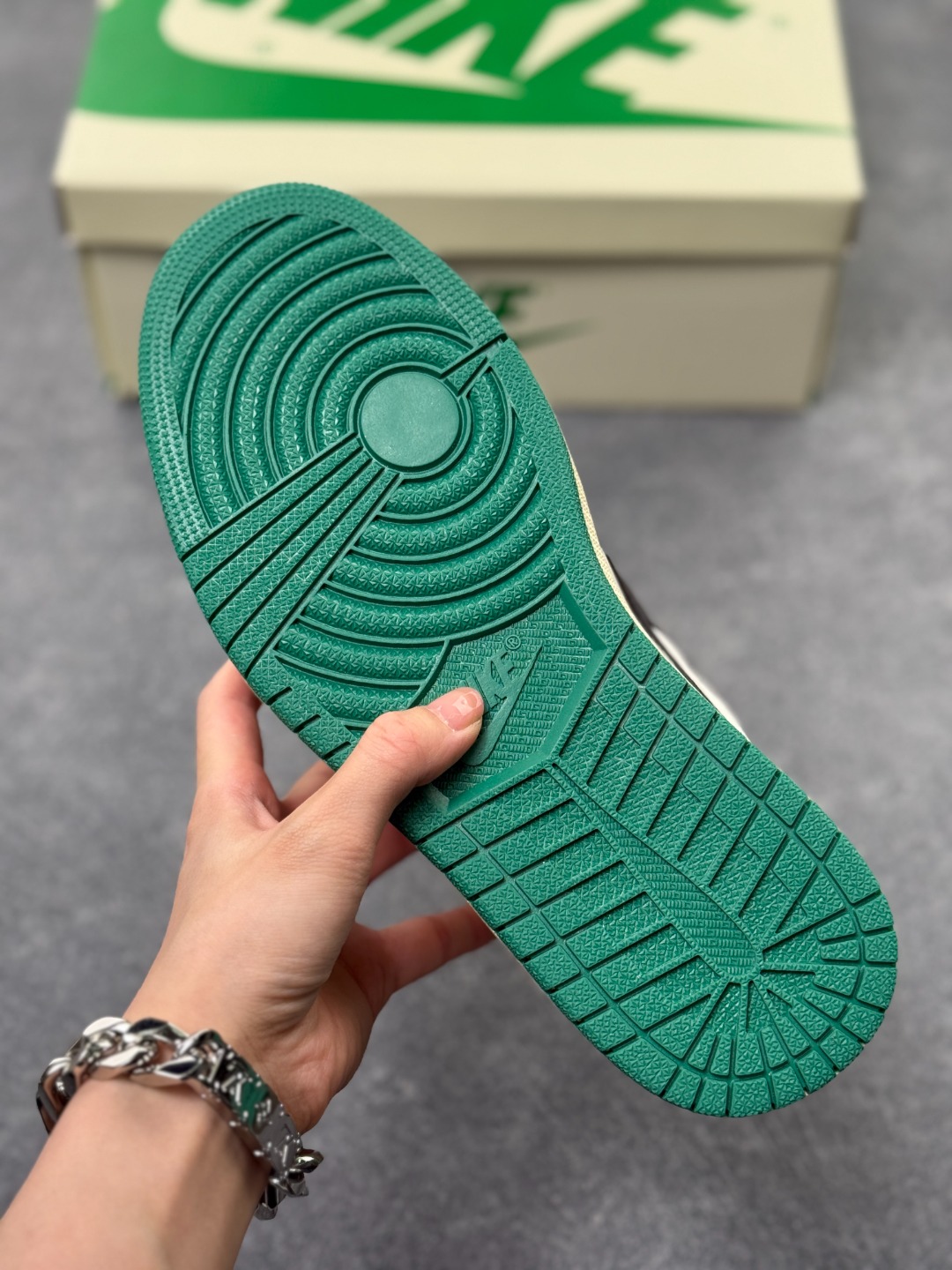 💰150
Travis Scott x Fragment x Air Jordan AJ1 Low OG SP 三方联名倒钩低帮 全系列配色 外贸特供批次 新配色不断更新开发 市场中端王者 全套原纸板楦头开发 确保原汁原味 完美呈现一代版型 一比一鞋头弧度高度鞋身弧度 此版本只针对中端市场 细节品控鞋型随意秒杀市面同价位 鞋型完美 不臃肿别扭 头层皮料加持 用料绝不含糊 进口玻璃冲刀皮料裁剪零毛边 电脑针车工艺 超高鞋面清洁度 最高QC检验标准 控制溢胶瑕疵 原盒原配 飞翼3D高频深度立体 工艺方面大到整体鞋型 漏斗收腰 底线拉帮 LOGO立体程度 小到针眼排布 载片对称 冲孔效果 鞋标规范 鞋垫背胶等等 无一不是口碑收割 每双都是一个回头客
货号:DV0831-101
SIZE:36 36.5 37.5 38 38.5 39 40 40.5 41 42 42.5 43 44 44.5 45 46