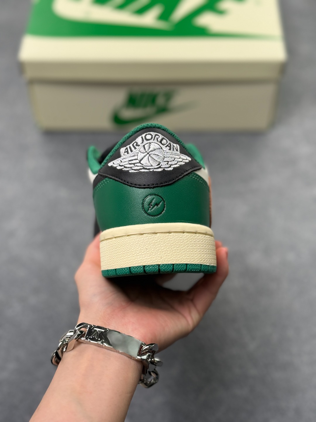 💰150
Travis Scott x Fragment x Air Jordan AJ1 Low OG SP 三方联名倒钩低帮 全系列配色 外贸特供批次 新配色不断更新开发 市场中端王者 全套原纸板楦头开发 确保原汁原味 完美呈现一代版型 一比一鞋头弧度高度鞋身弧度 此版本只针对中端市场 细节品控鞋型随意秒杀市面同价位 鞋型完美 不臃肿别扭 头层皮料加持 用料绝不含糊 进口玻璃冲刀皮料裁剪零毛边 电脑针车工艺 超高鞋面清洁度 最高QC检验标准 控制溢胶瑕疵 原盒原配 飞翼3D高频深度立体 工艺方面大到整体鞋型 漏斗收腰 底线拉帮 LOGO立体程度 小到针眼排布 载片对称 冲孔效果 鞋标规范 鞋垫背胶等等 无一不是口碑收割 每双都是一个回头客
货号:DV0831-101
SIZE:36 36.5 37.5 38 38.5 39 40 40.5 41 42 42.5 43 44 44.5 45 46