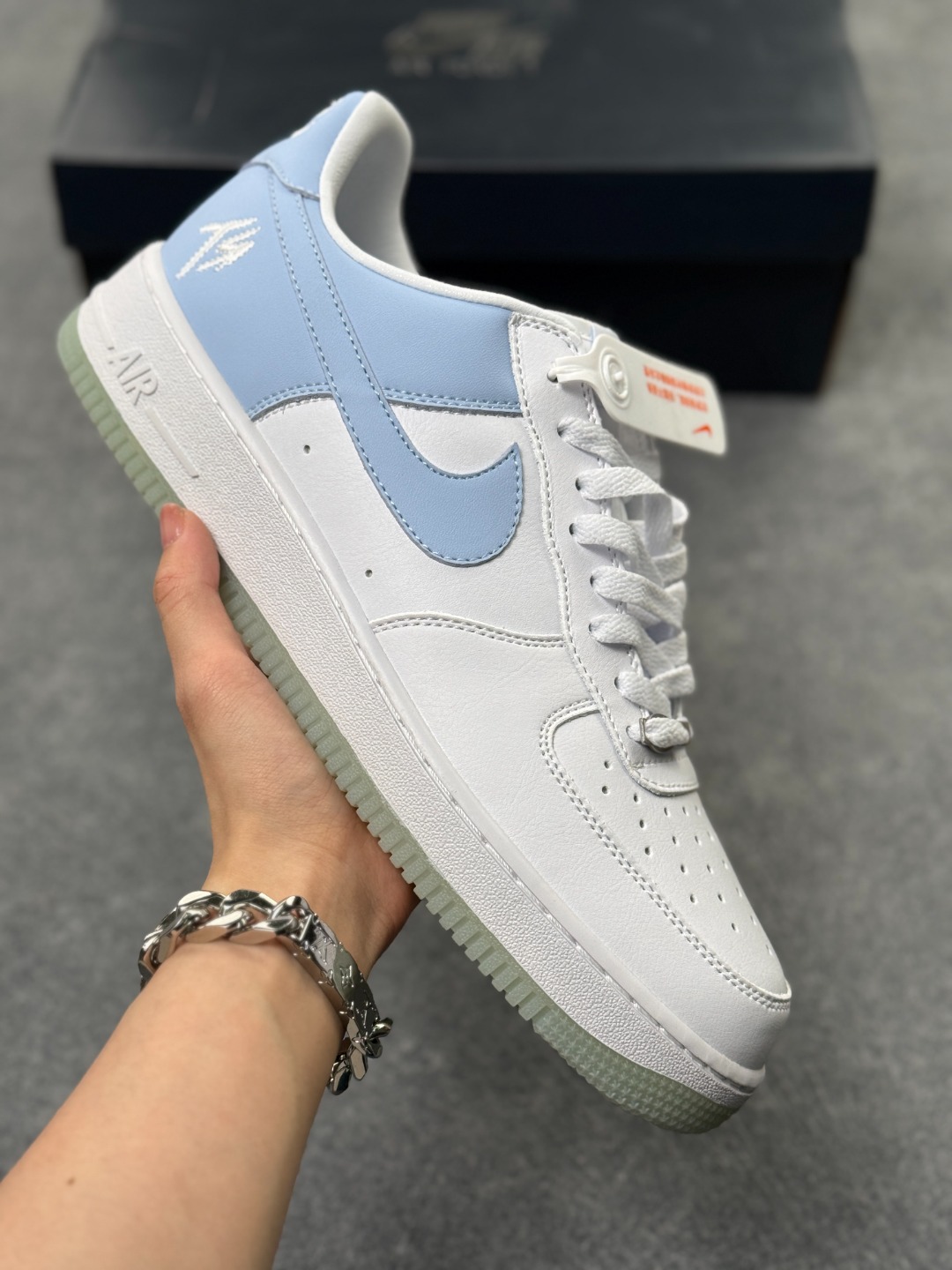 NK Air Force 1 空军一号板鞋 官方货号:FJ5755-100 官方同步 原装级别 原楦头原纸板 打造纯正空军版型#专注外贸渠道 全掌内置蜂窝气垫 #原盒配件 原厂中底钢印、拉帮完美