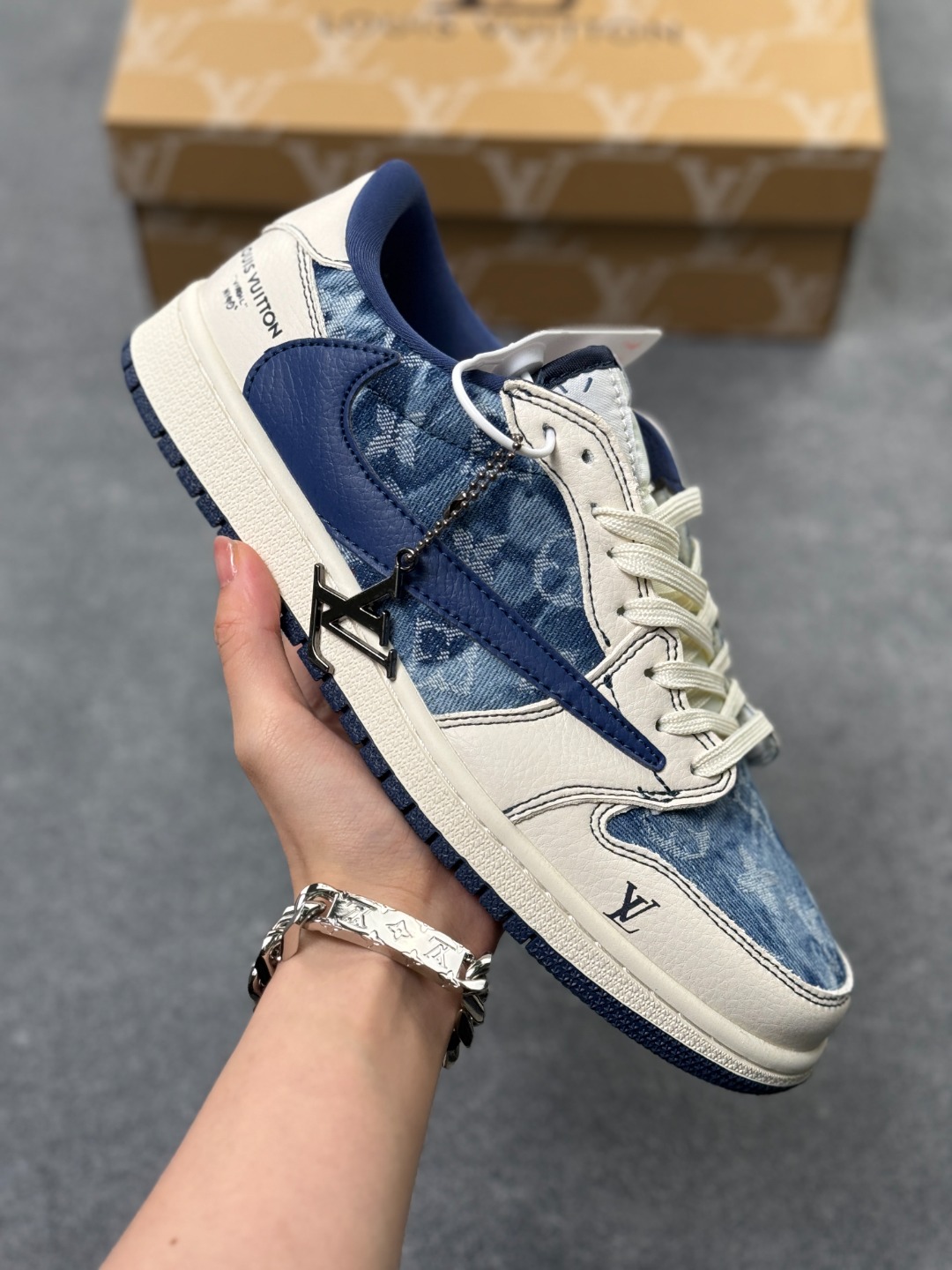 💰290
Travis Scott x Nike Air Jordan 1 Low x Louis Vuitton
Air Jordan 1 Low 反转白蓝牛仔倒钩 纯原版本
官方货号：LD2028 046XK
Size：36 36.5 37.5 38 38.5 39 40 40.5 41 42 42.5 43 44 44.5 45