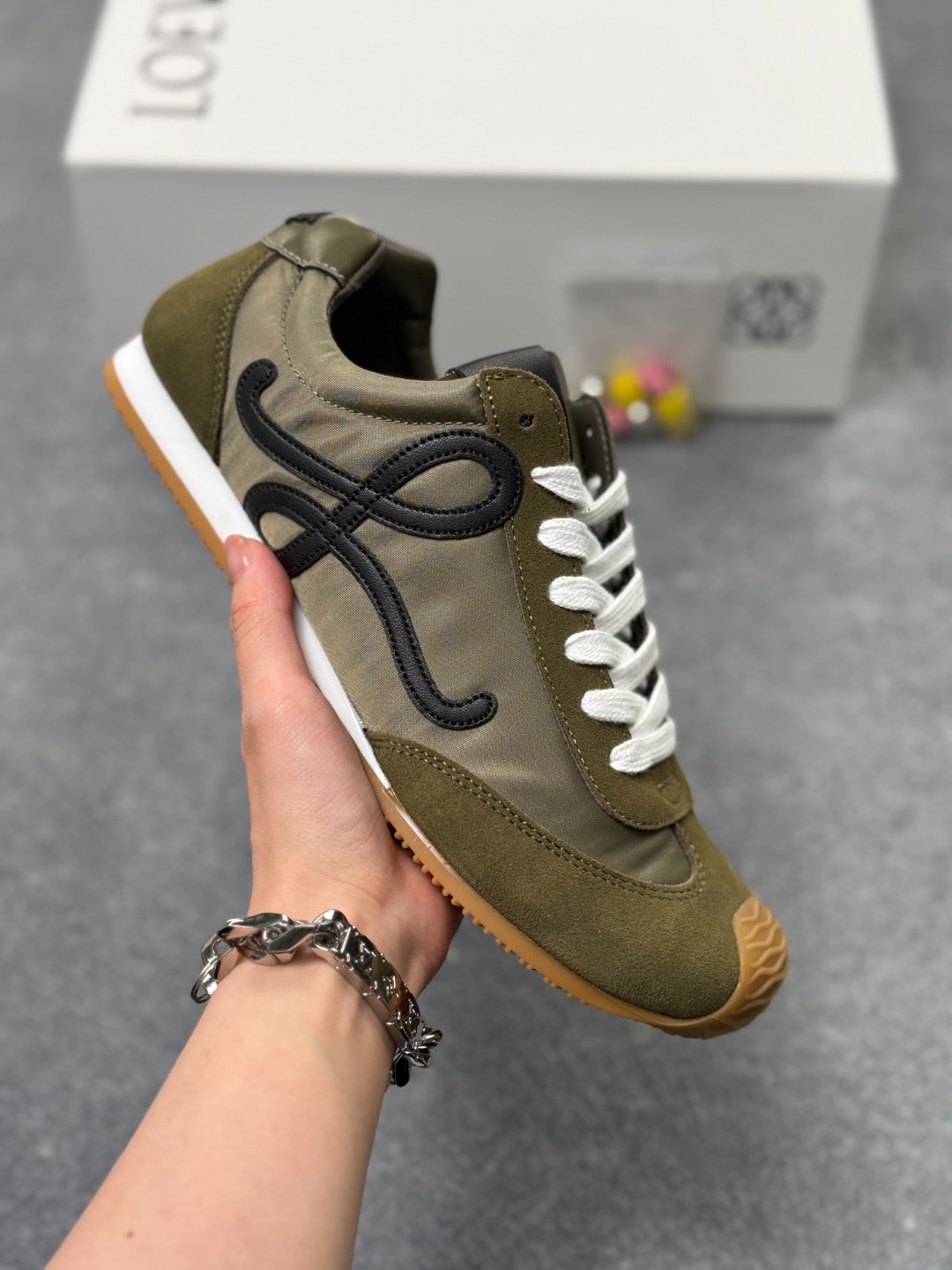罗意威/Loewe 2025 | Ballet Runner 2.0 早春新款爆款芭蕾舞鞋 不对称鞋头造型 外贸出口订单 广东原厂 作为Loewe的标志性设计 超柔软,轻便且灵活的鞋底,新的波浪纹理橡胶外底,延伸至鞋头,升级的柔软皮革内衬和鞋床,提供最大舒适感,后跟有3D注塑橡胶徽标,真皮和皮料混搭彰显复古风格 内增高拼色德训鞋 阿甘鞋 小白鞋 拼色拼接鞋面 非常高级隐藏式小内增高 脚后跟设计新颖 柔软舒适 会被评为年度最舒适的暴走鞋 如履平地 原版细节 鞋面由进口麂皮 牛皮 原版布拼接 牛皮垫脚 原版定制磨具组合大底 原盒包装 内娱明星杨幂等众多同款上脚 小红书 一系列素材图 极具爆款. 货号:M816282XBR-6327