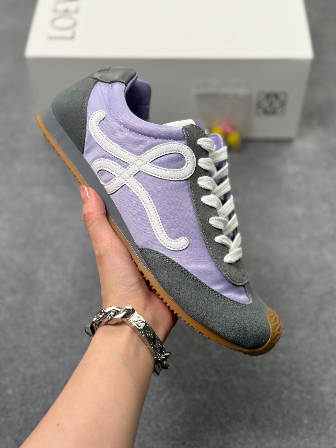 罗意威/Loewe 2025 | Ballet Runner 2.0 早春新款爆款芭蕾舞鞋 不对称鞋头造型 外贸出口订单 广东原厂 作为Loewe的标志性设计 超柔软,轻便且灵活的鞋底,新的波浪纹理橡胶外底,延伸至鞋头,升级的柔软皮革内衬和鞋床,提供最大舒适感,后跟有3D注塑橡胶徽标,真皮和皮料混搭彰显复古风格 内增高拼色德训鞋 阿甘鞋 小白鞋 拼色拼接鞋面 非常高级隐藏式小内增高 脚后跟设计新颖 柔软舒适 会被评为年度最舒适的暴走鞋 如履平地 原版细节 鞋面由进口麂皮 牛皮 原版布拼接 牛皮垫脚 原版定制磨具组合大底 原盒包装 内娱明星杨幂等众多同款上脚 小红书 一系列素材图 极具爆款. 货号:LLBR282X02-4867