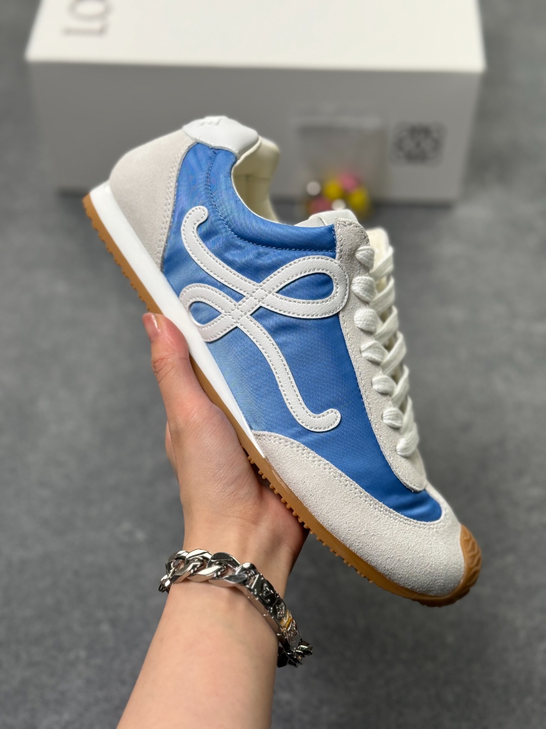 罗意威/Loewe 2025 | Ballet Runner 2.0 早春新款爆款芭蕾舞鞋 不对称鞋头造型 外贸出口订单 广东原厂 作为Loewe的标志性设计 超柔软,轻便且灵活的鞋底,新的波浪纹理橡胶外底,延伸至鞋头,升级的柔软皮革内衬和鞋床,提供最大舒适感,后跟有3D注塑橡胶徽标,真皮和皮料混搭彰显复古风格 内增高拼色德训鞋 阿甘鞋 小白鞋 拼色拼接鞋面 非常高级隐藏式小内增高 脚后跟设计新颖 柔软舒适 会被评为年度最舒适的暴走鞋 如履平地 原版细节 鞋面由进口麂皮 牛皮 原版布拼接 牛皮垫脚 原版定制磨具组合大底 原盒包装 内娱明星杨幂等众多同款上脚 小红书 一系列素材图 极具爆款. 货号:LBR2282X29-5638
